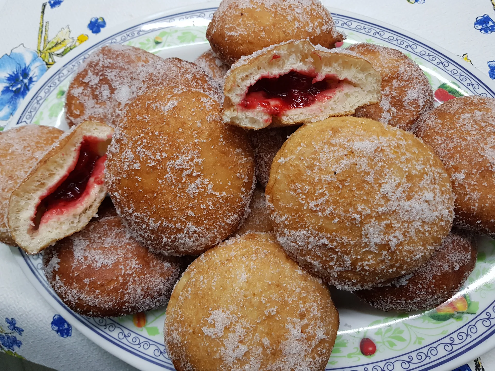 Bomboloni con farcia di fragole