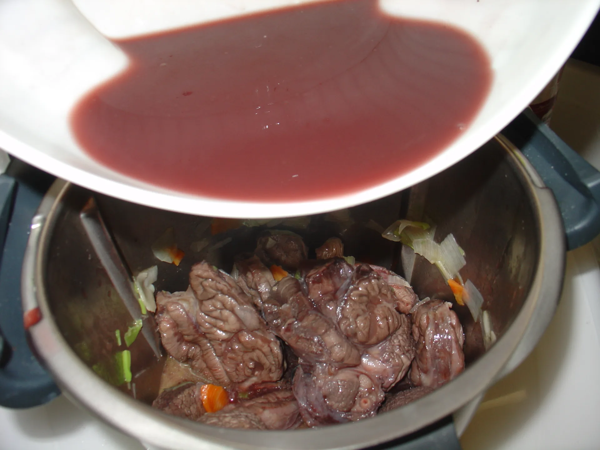 Brasato di carne marinata ( con vino rosso di Troia )