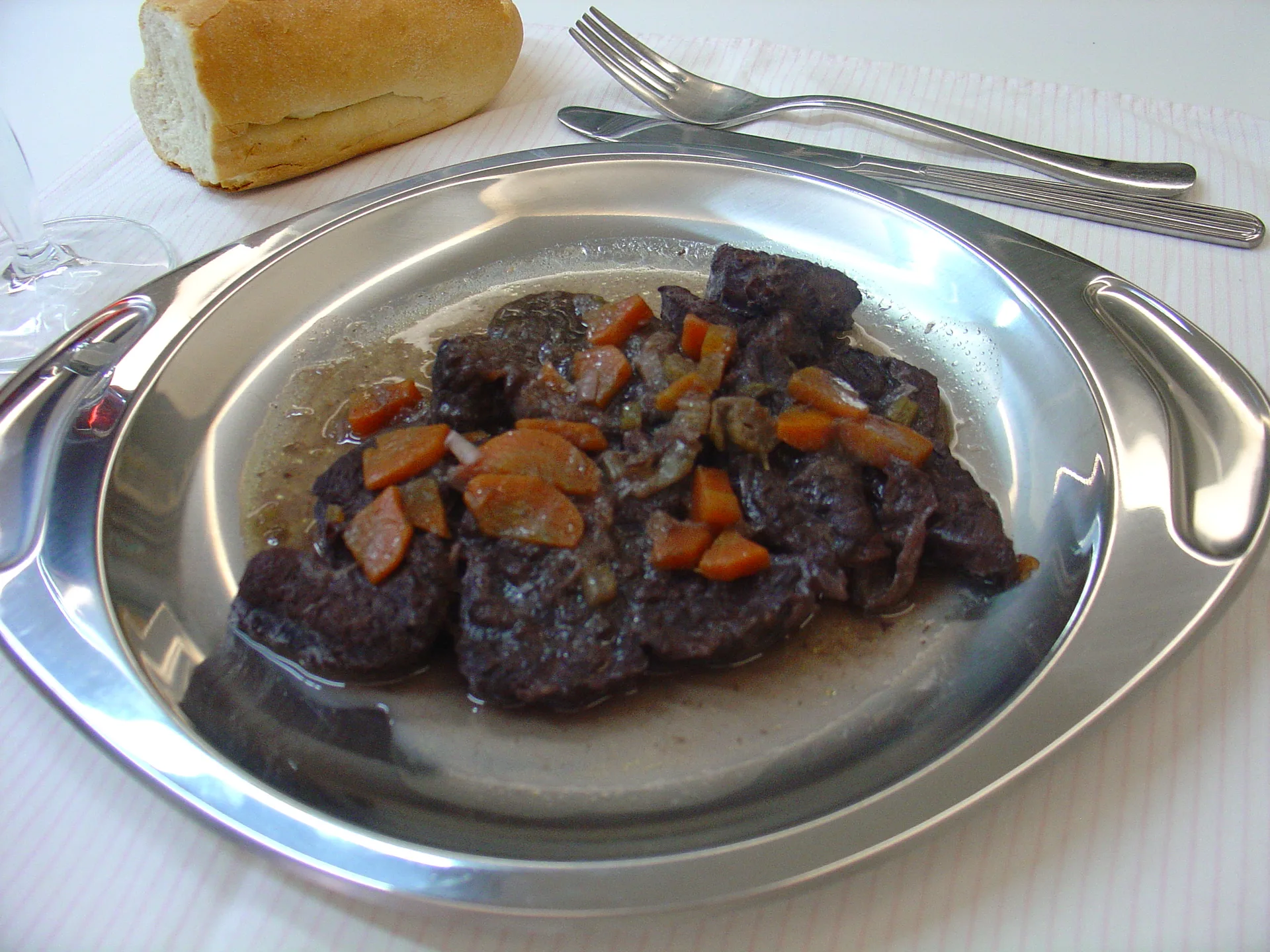 Brasato di carne marinata ( con vino rosso di Troia )