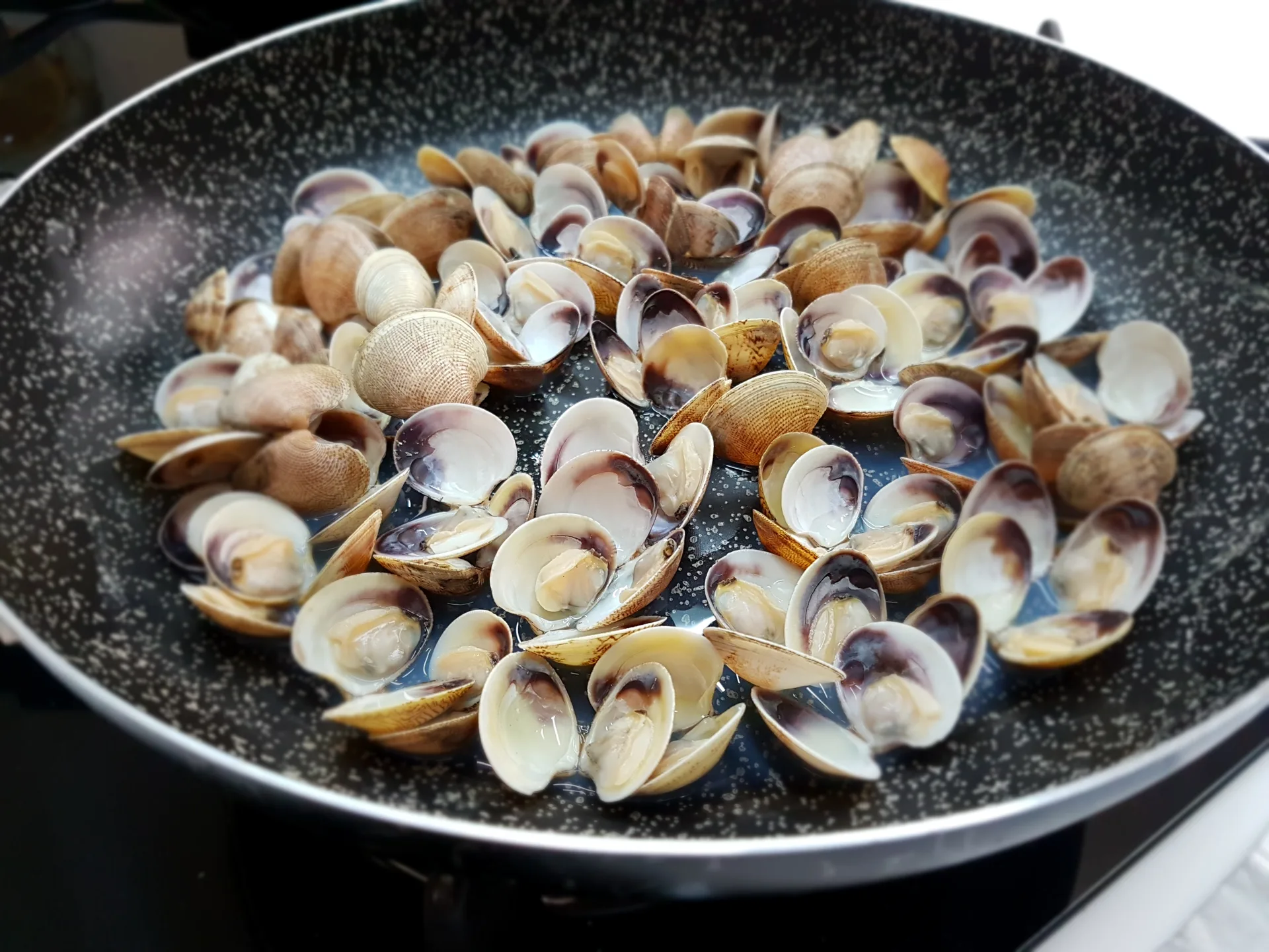 Bucatini allo scoglio con crema di fichi d'India