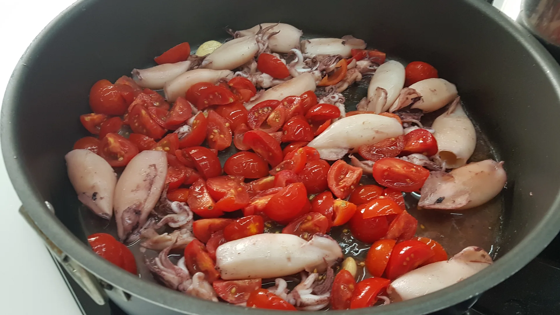 Calamari in umido con pomodoro