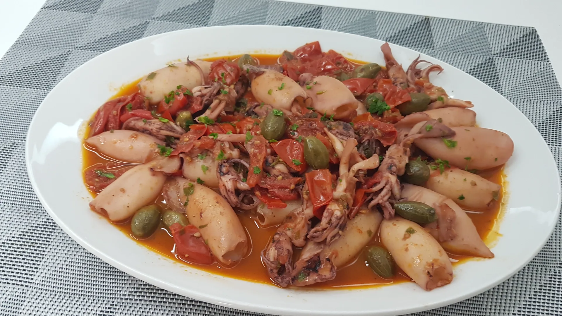Calamari in umido con pomodoro