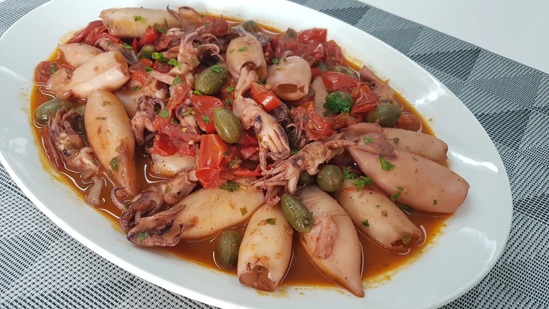 Calamari in umido con pomodoro