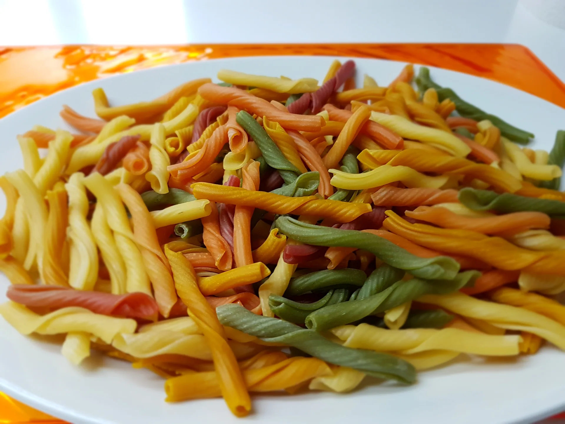 Capricci all'ortolana con pesto di olive nere e taleggio