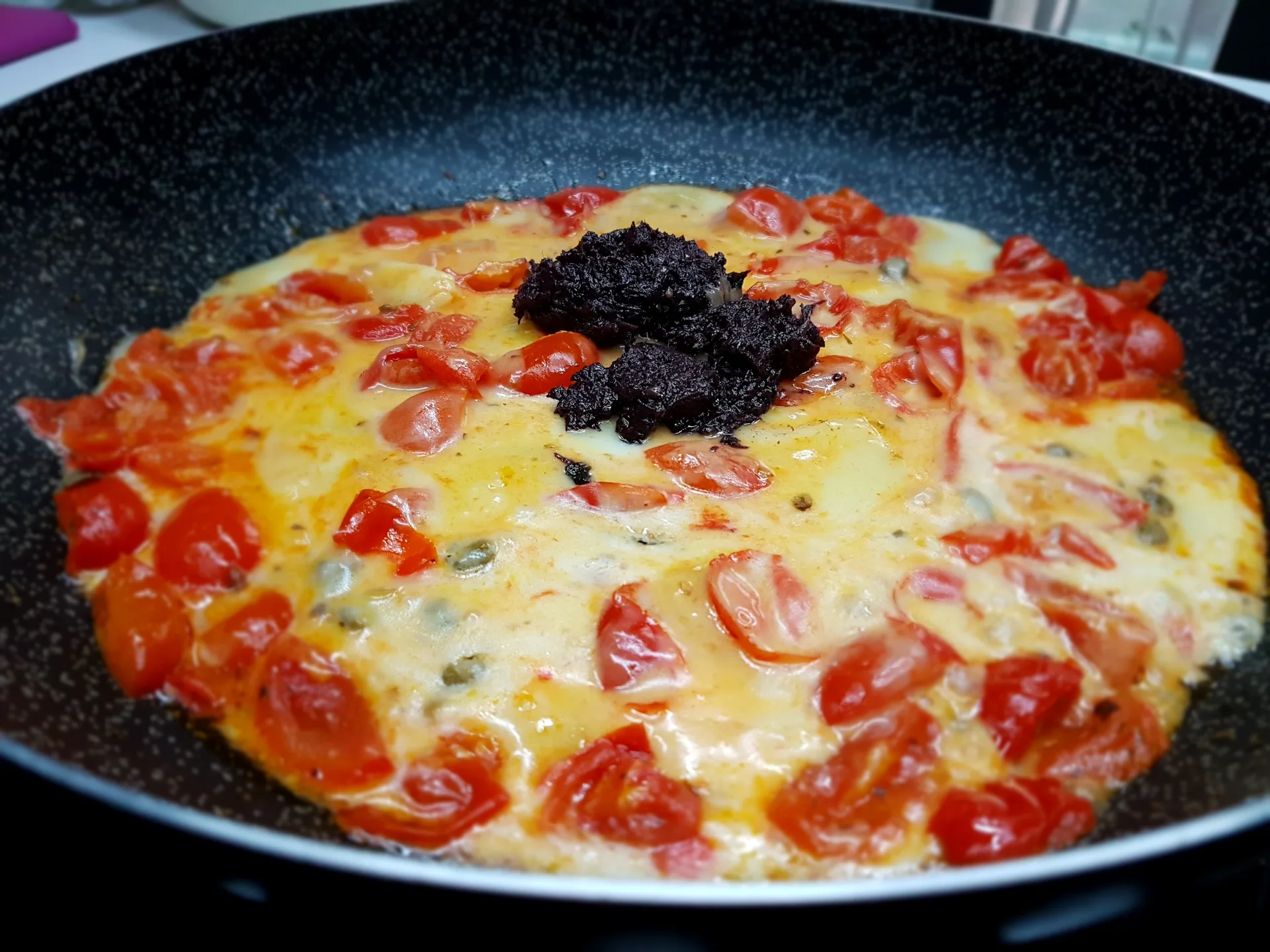 Capricci all'ortolana con pesto di olive nere e taleggio