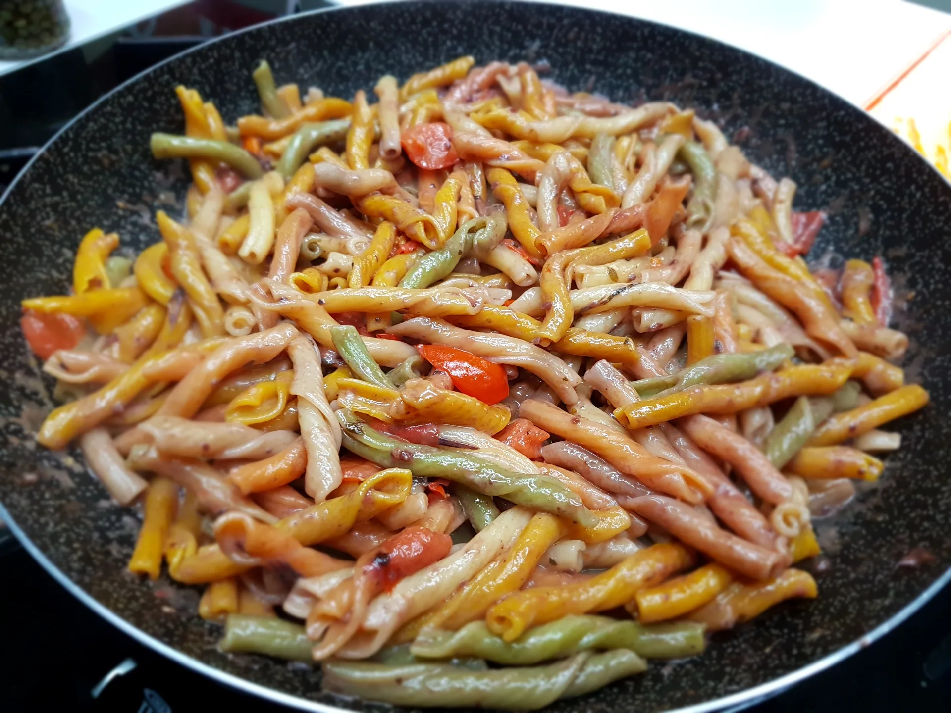 Capricci all'ortolana con pesto di olive nere e taleggio