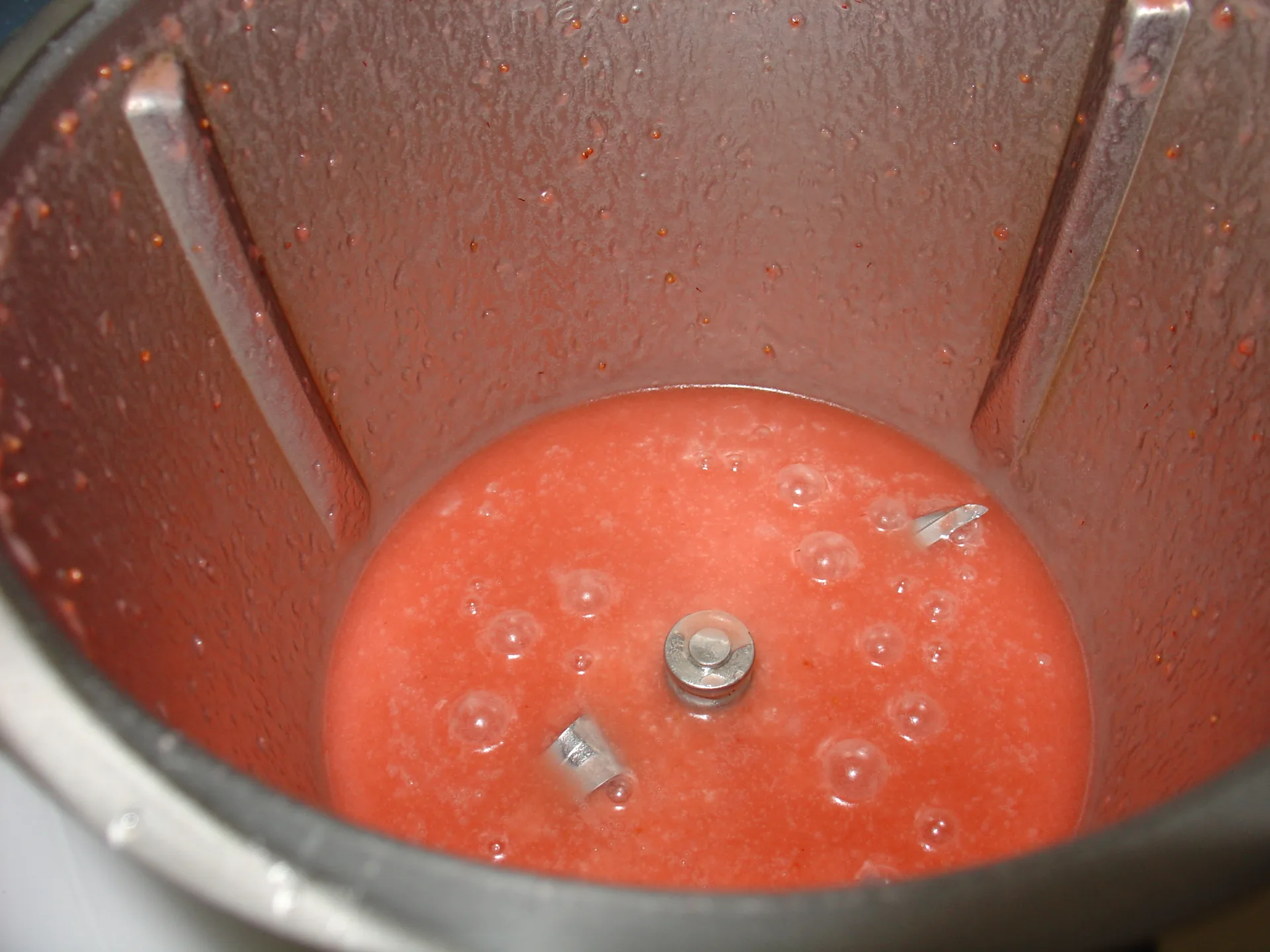 Cheesecake geleè al cioccolato con mousse di fragole e cuore di arancia