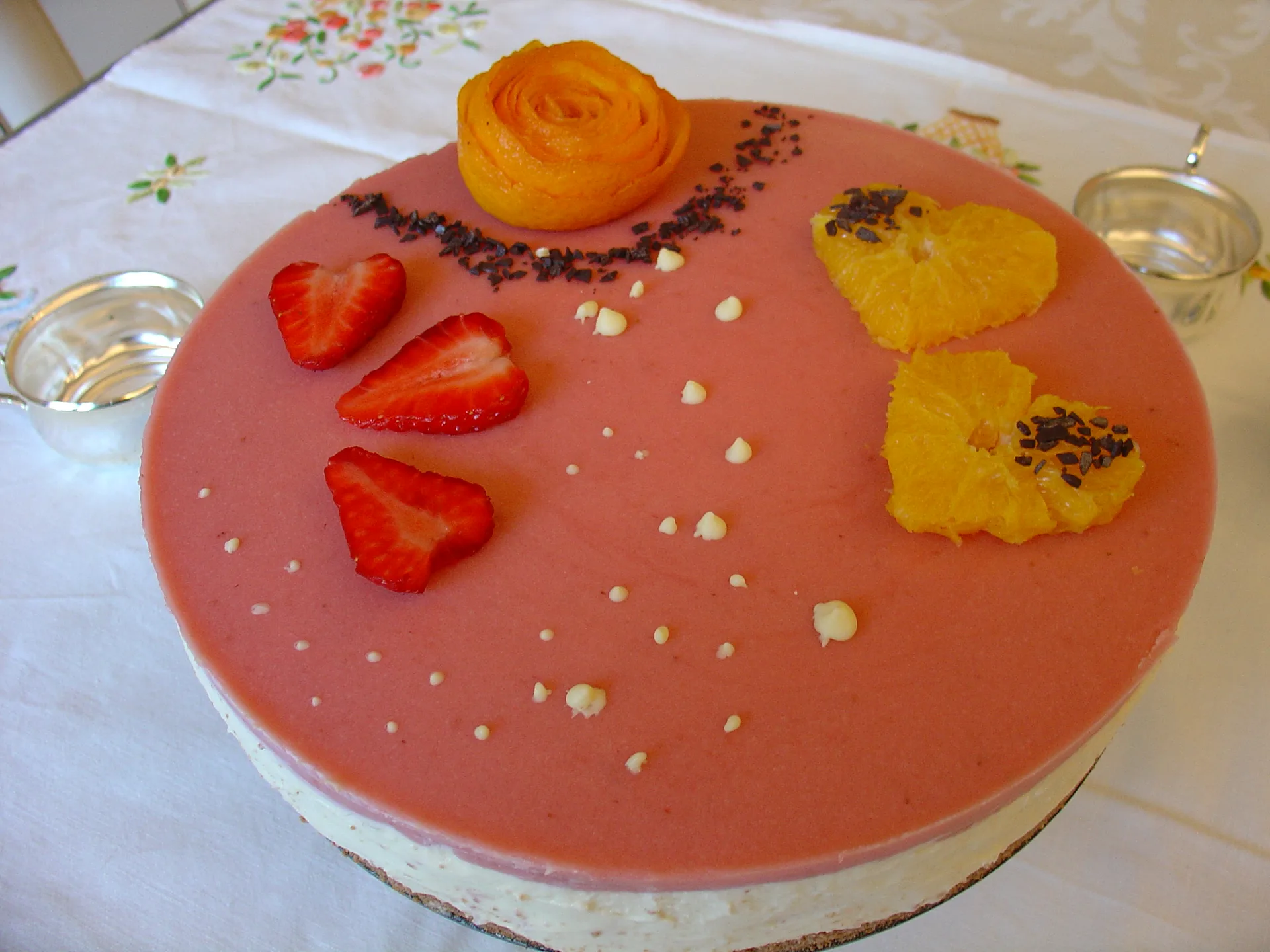 Cheesecake geleè al cioccolato con mousse di fragole e cuore di arancia