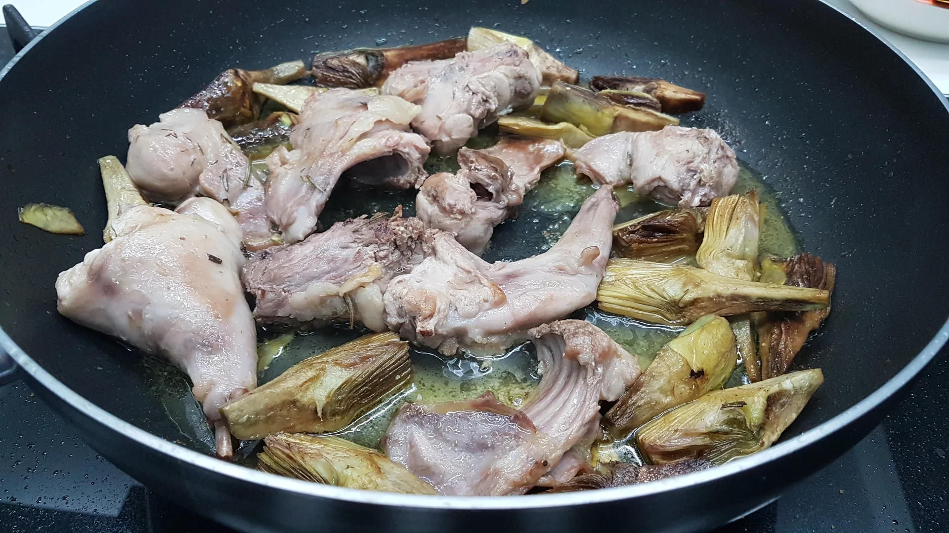 Coniglio al pomodoro con carciofi