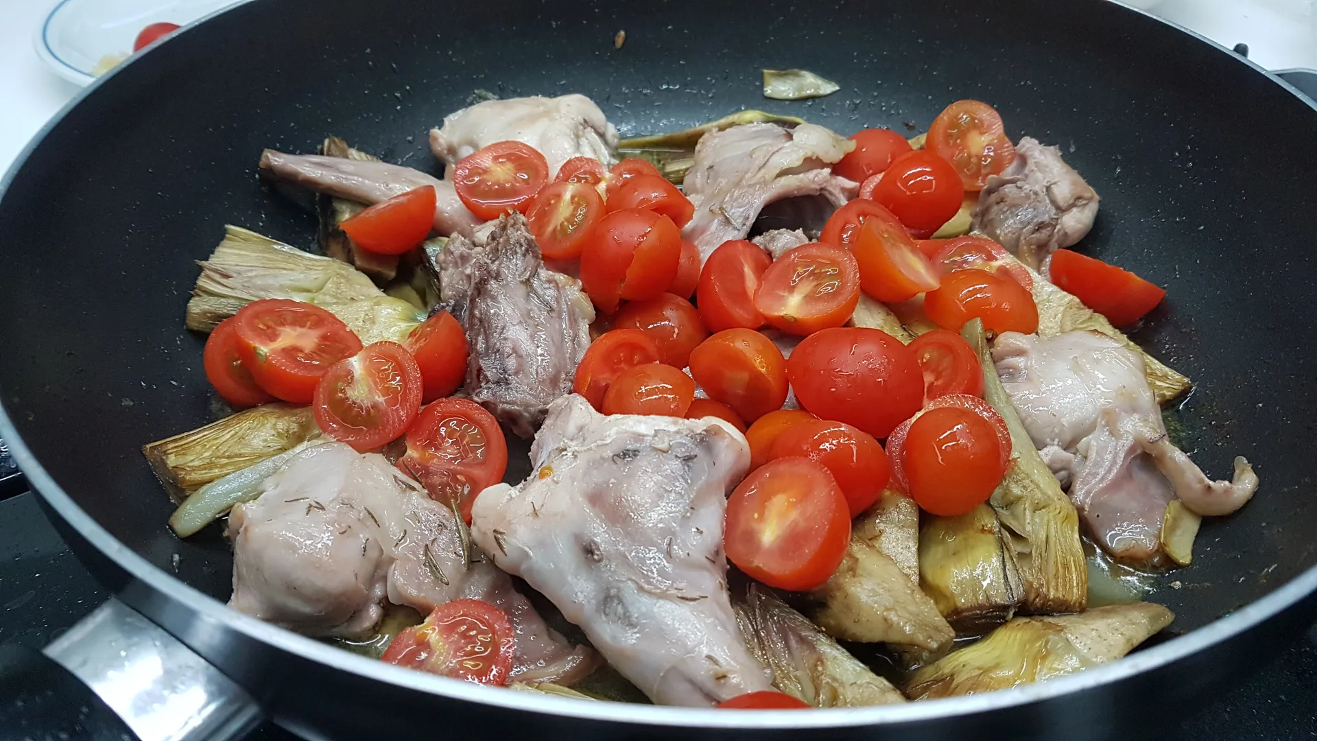 Coniglio al pomodoro con carciofi