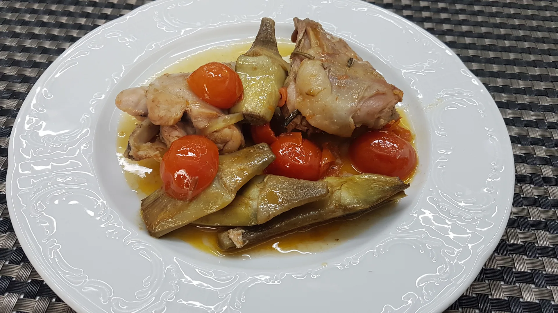 Coniglio al pomodoro con carciofi
