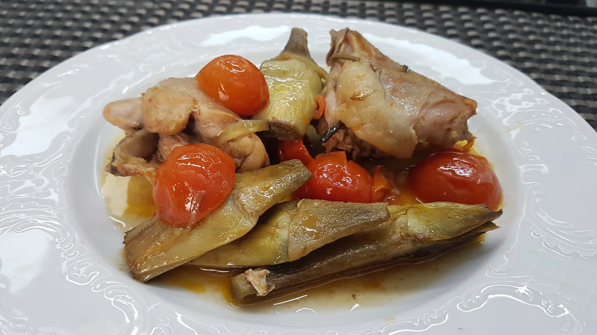 Coniglio al pomodoro con carciofi