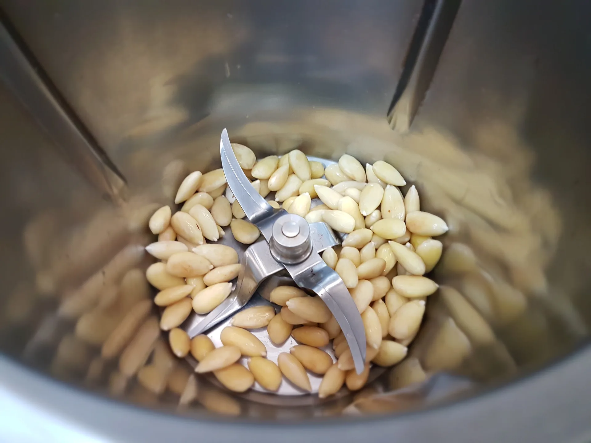 Crostata con crema di mandorle e uva