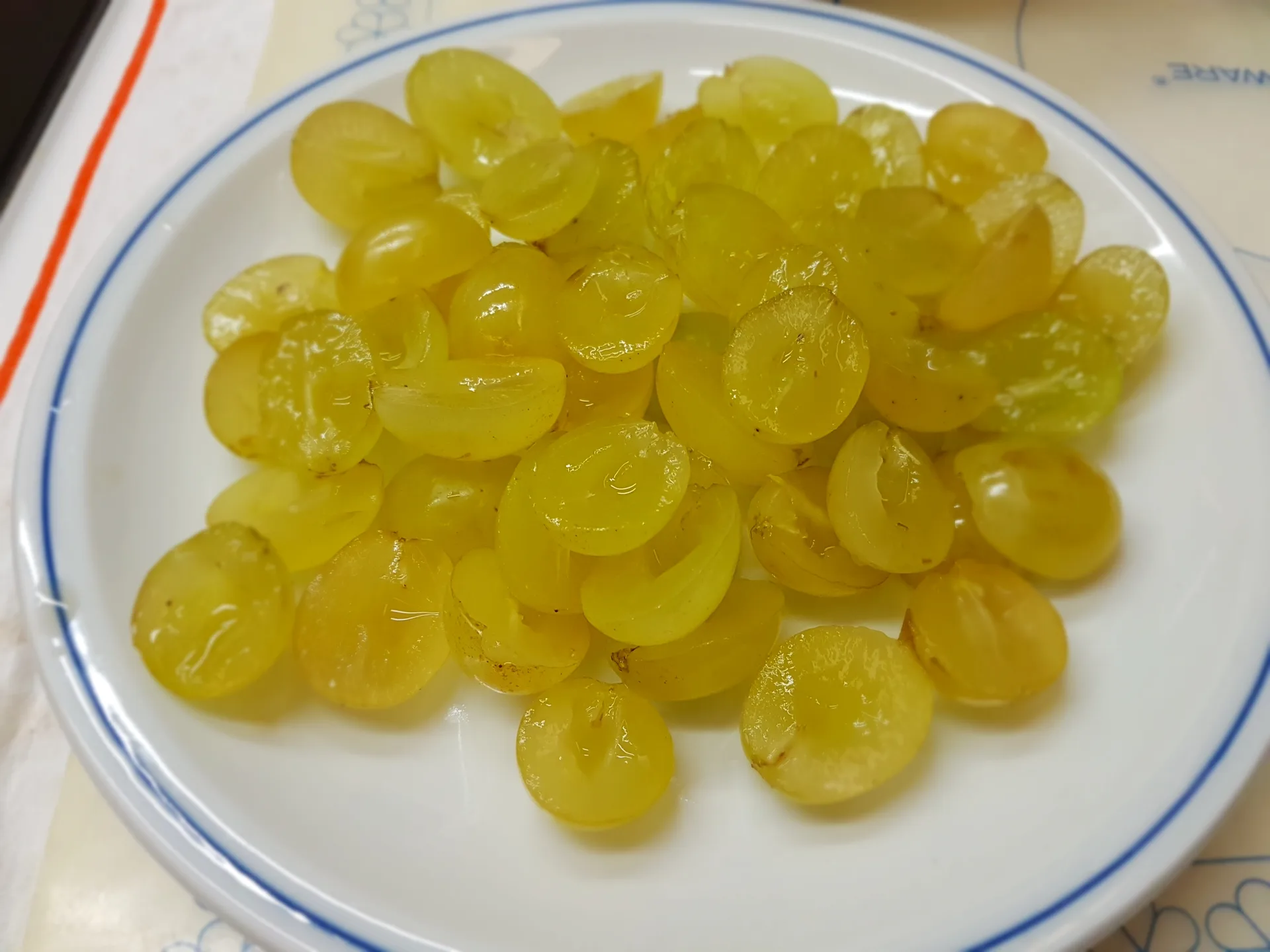 Crostata con crema di mandorle e uva