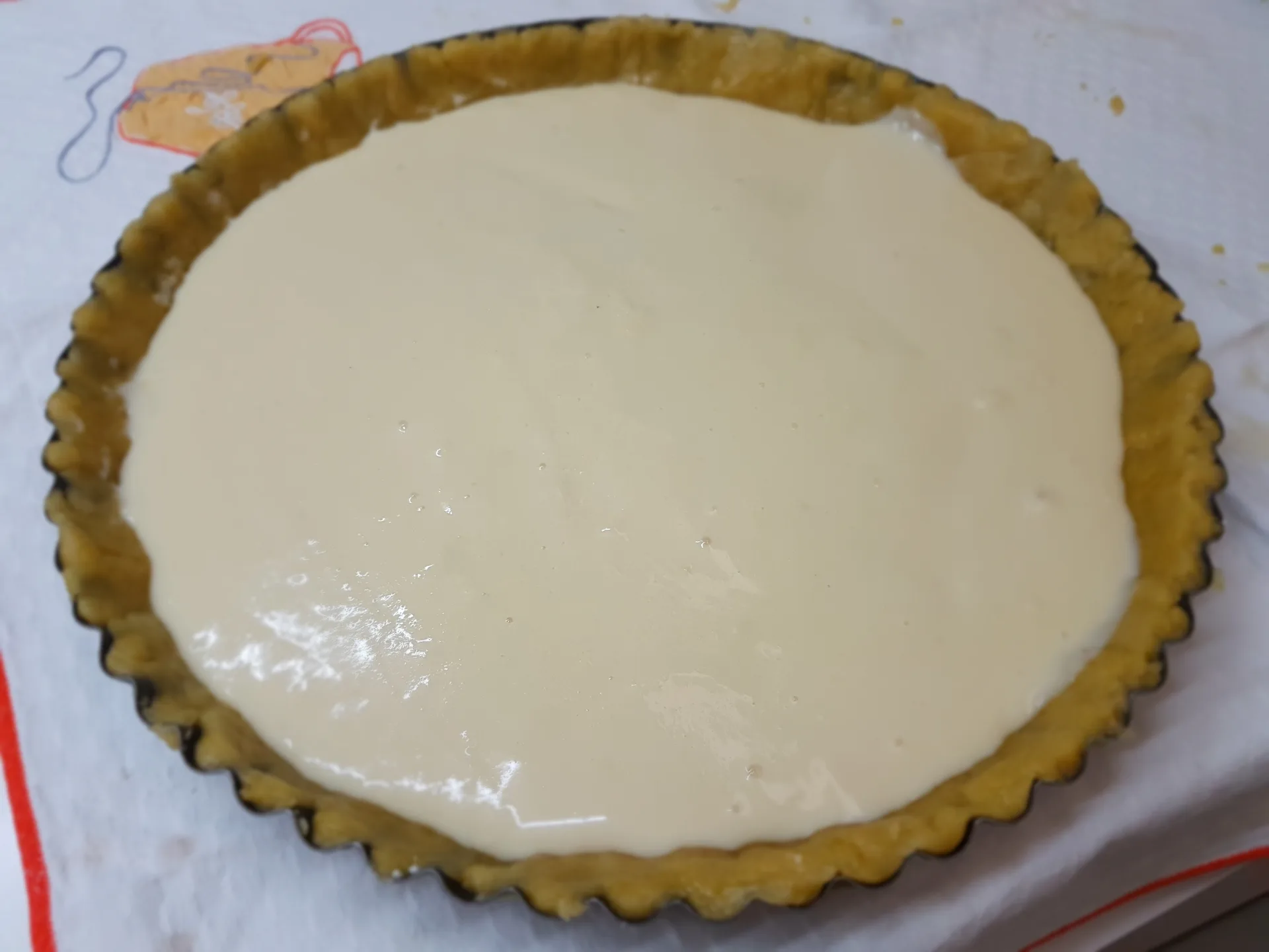 Crostata con crema di mandorle e uva