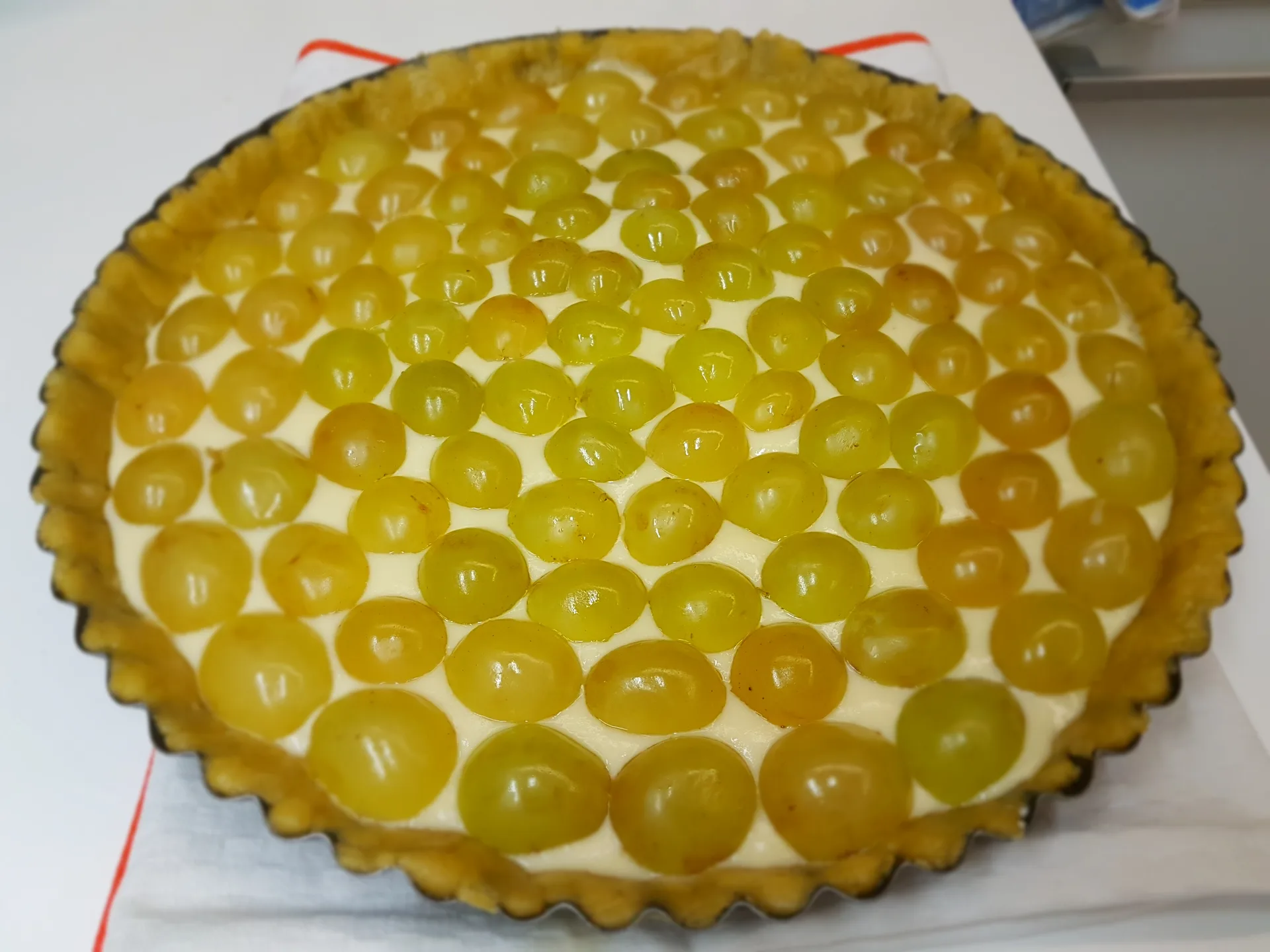 Crostata con crema di mandorle e uva