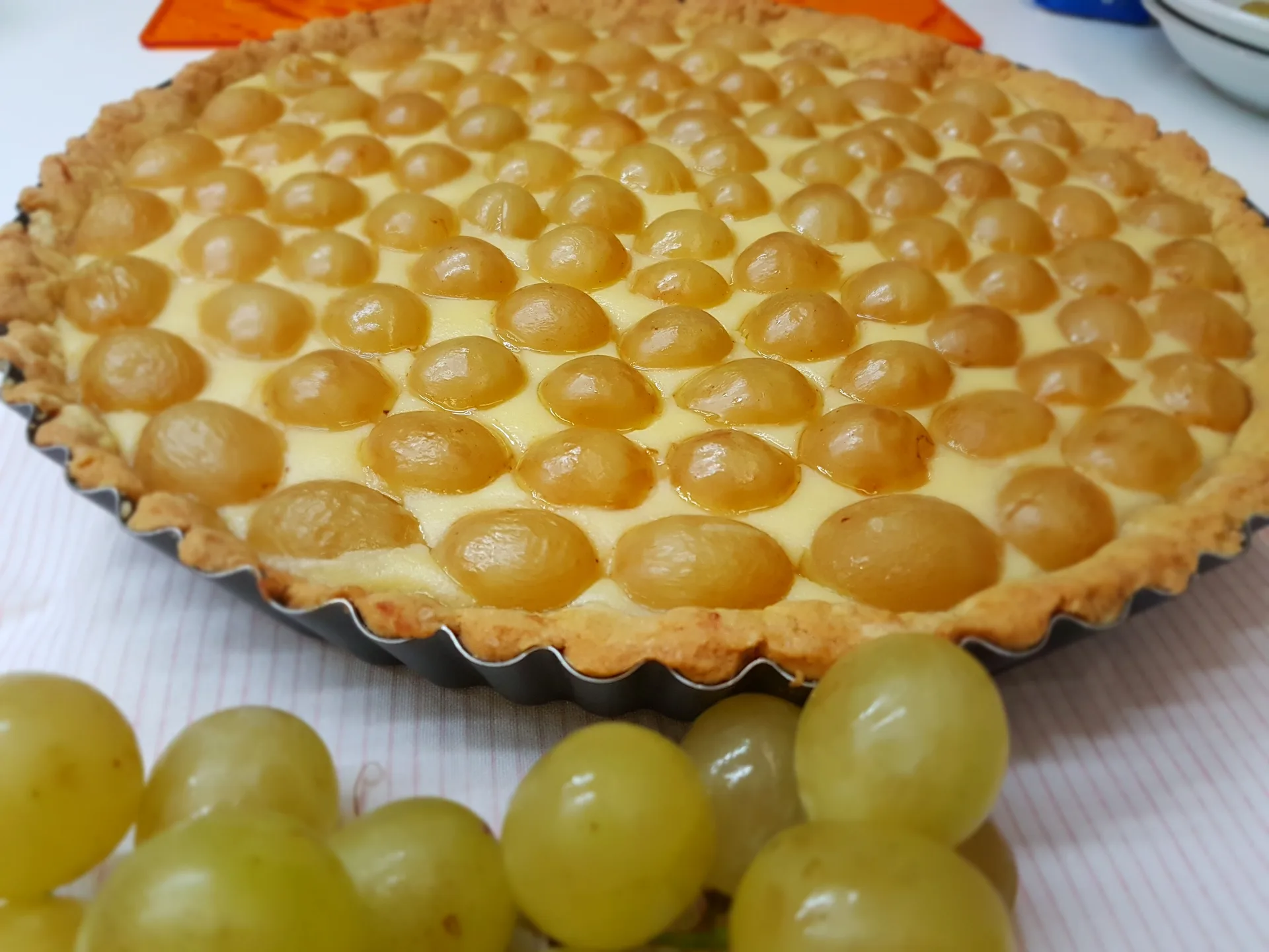 Crostata con crema di mandorle e uva