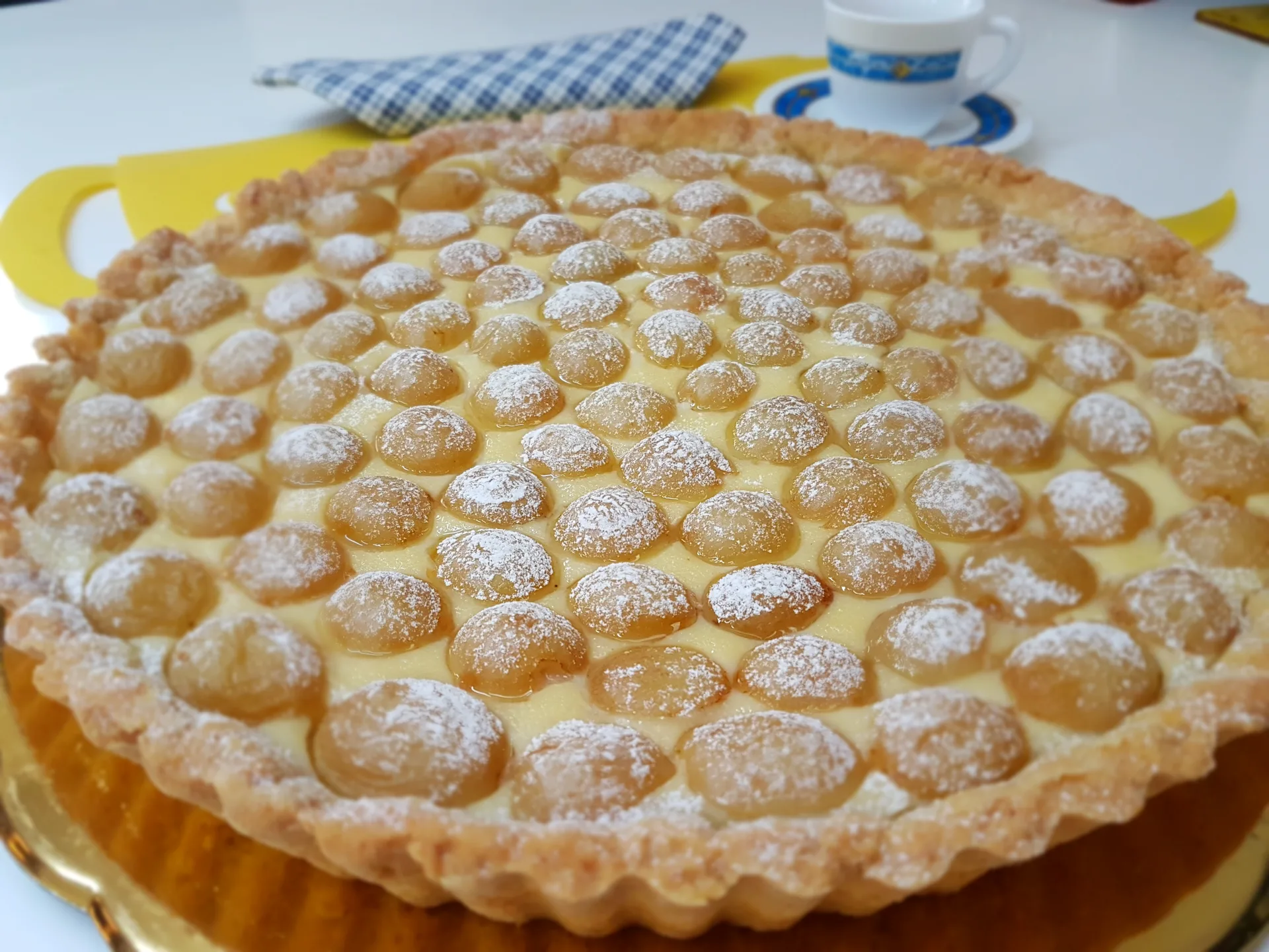 Crostata con crema di mandorle e uva