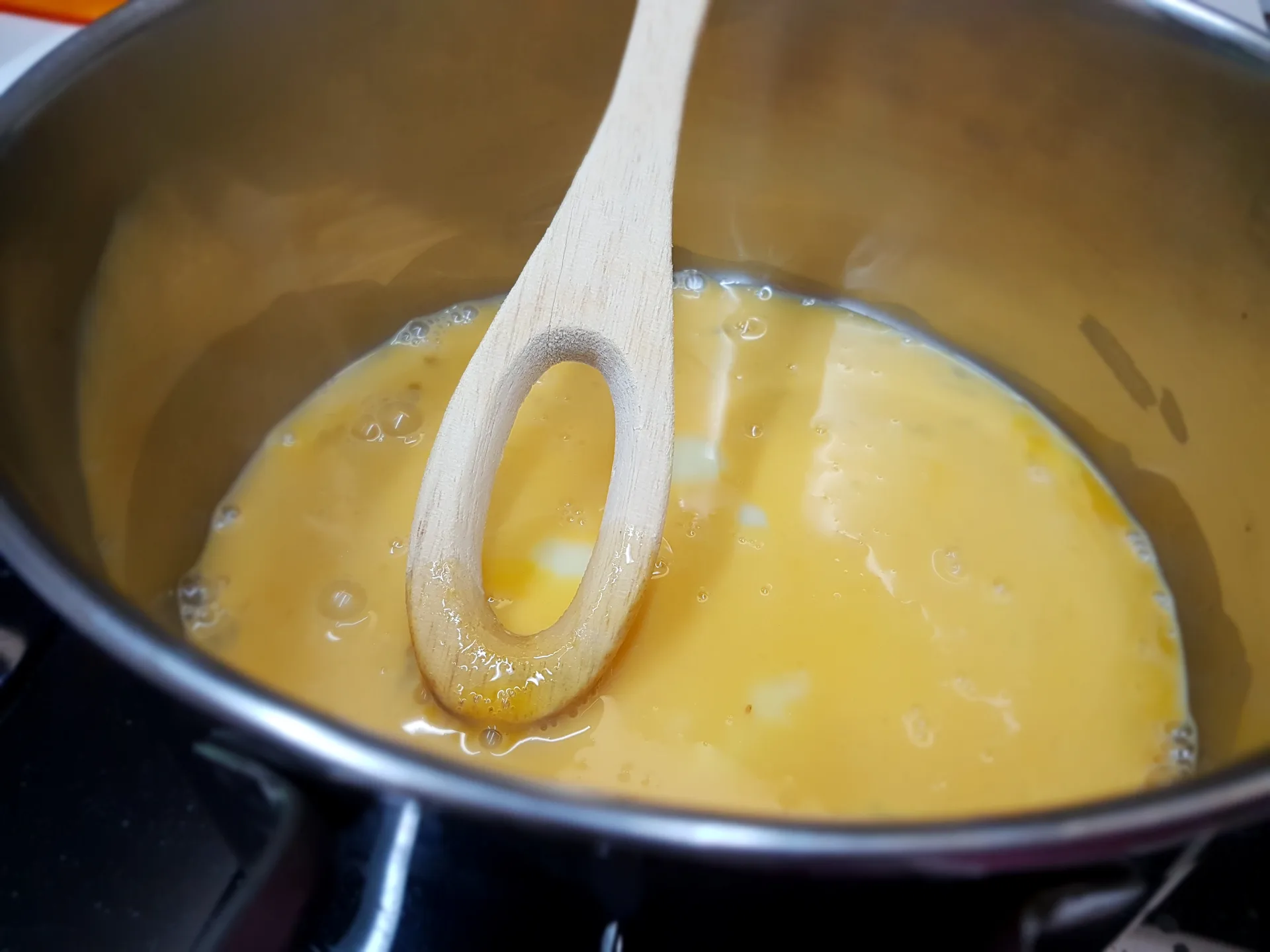 Crostata con crema di mandorle e uva