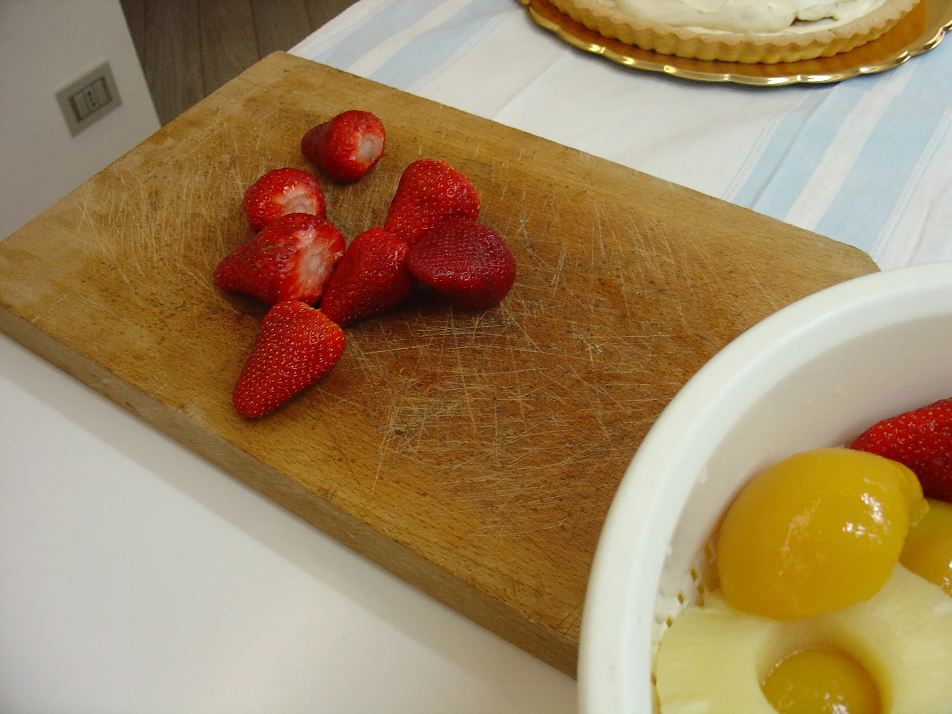 Crostata di frutta con frolla e pan di Spagna
