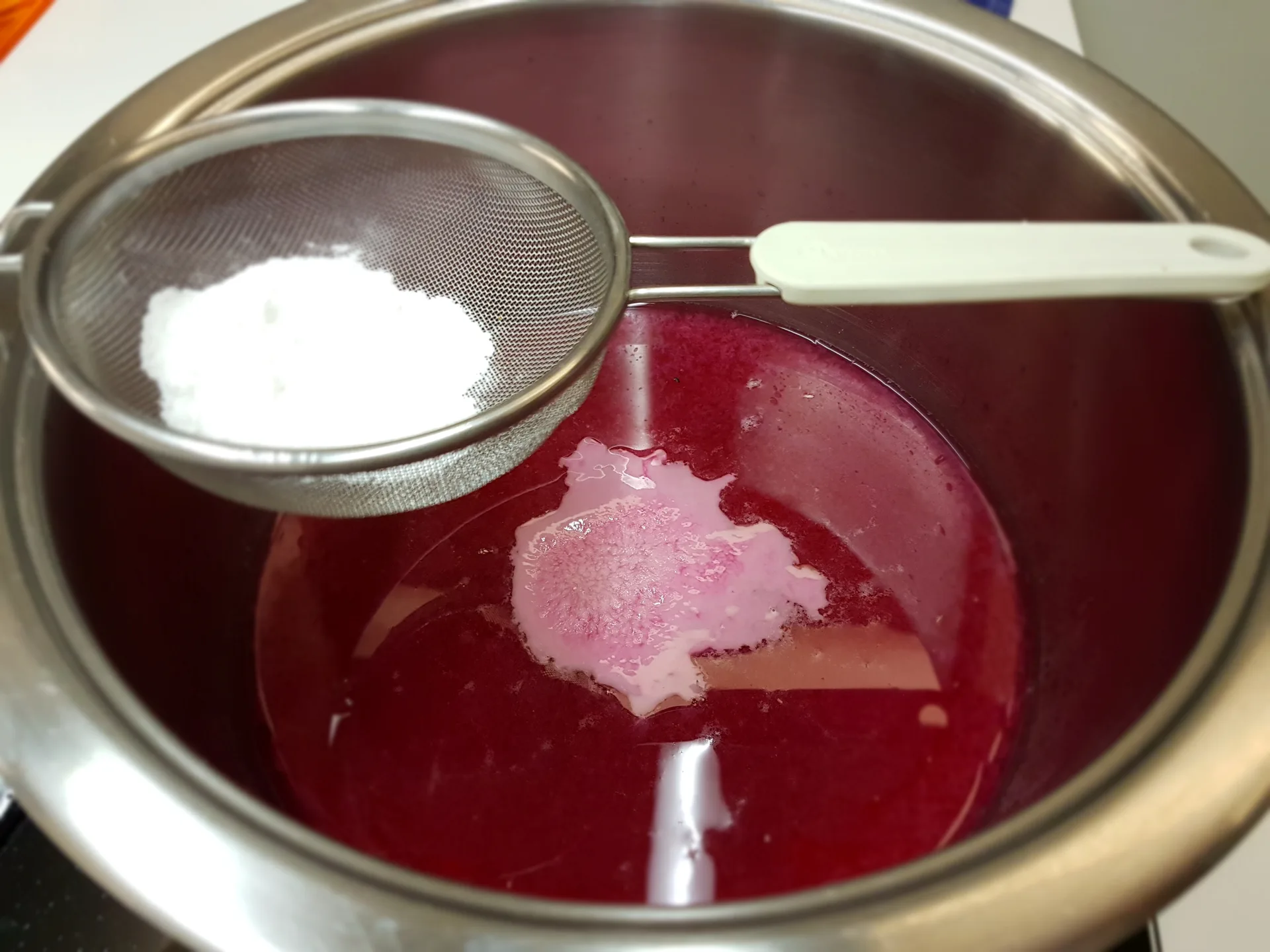 Entrecôte ai ferri con coulis di melagrana e mandarino