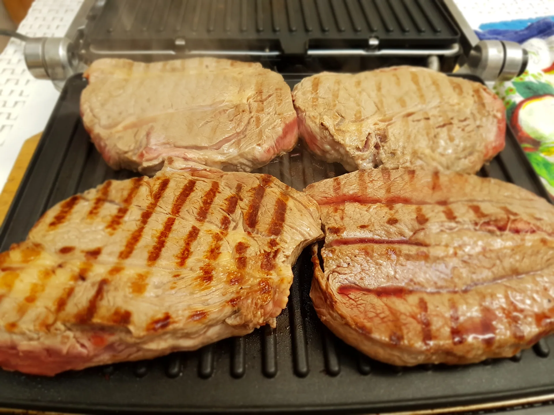 Entrecôte ai ferri con coulis di melagrana e mandarino