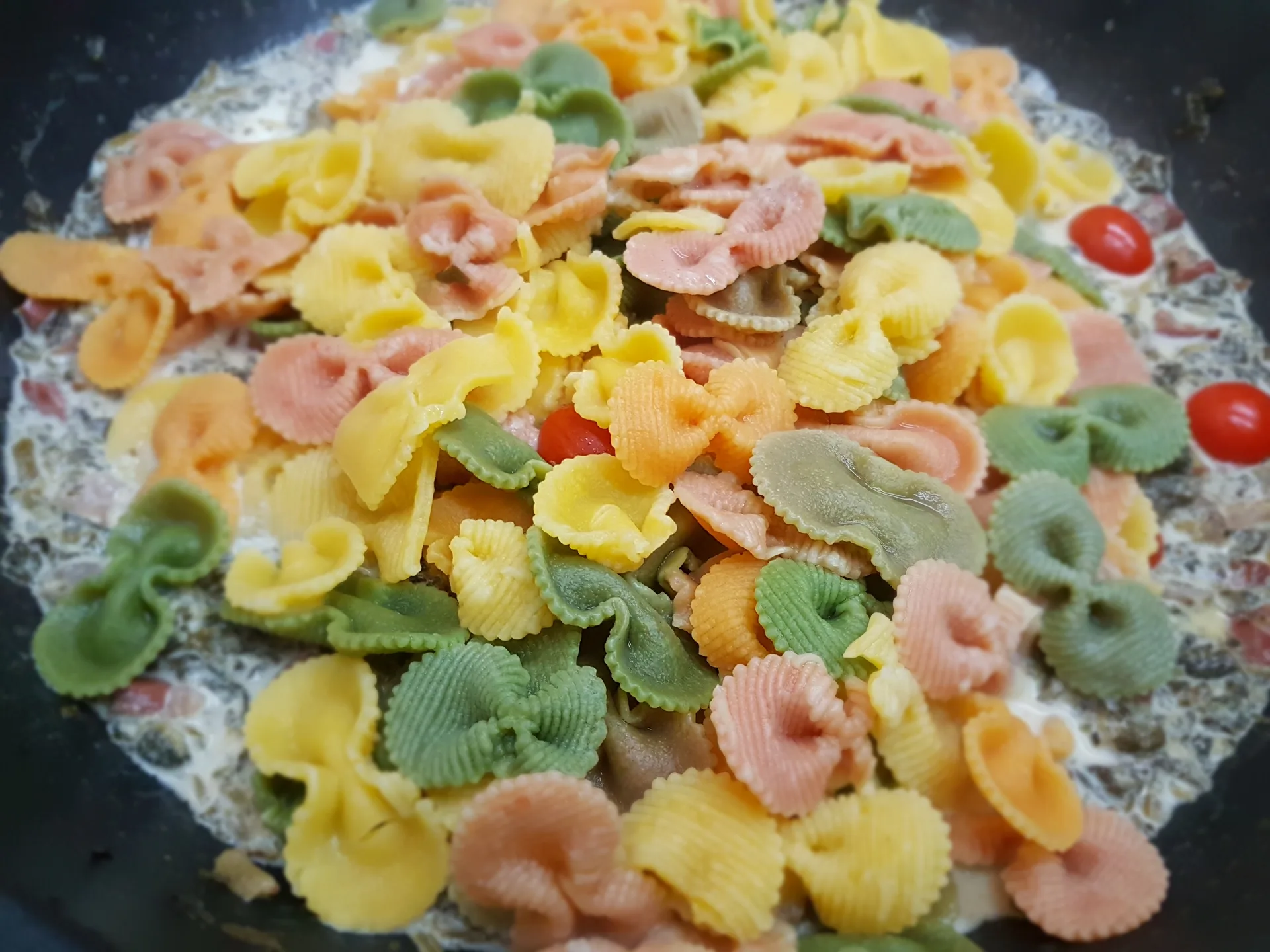 Farfatonde aromatizzate con borragine e stracciatella di Andria