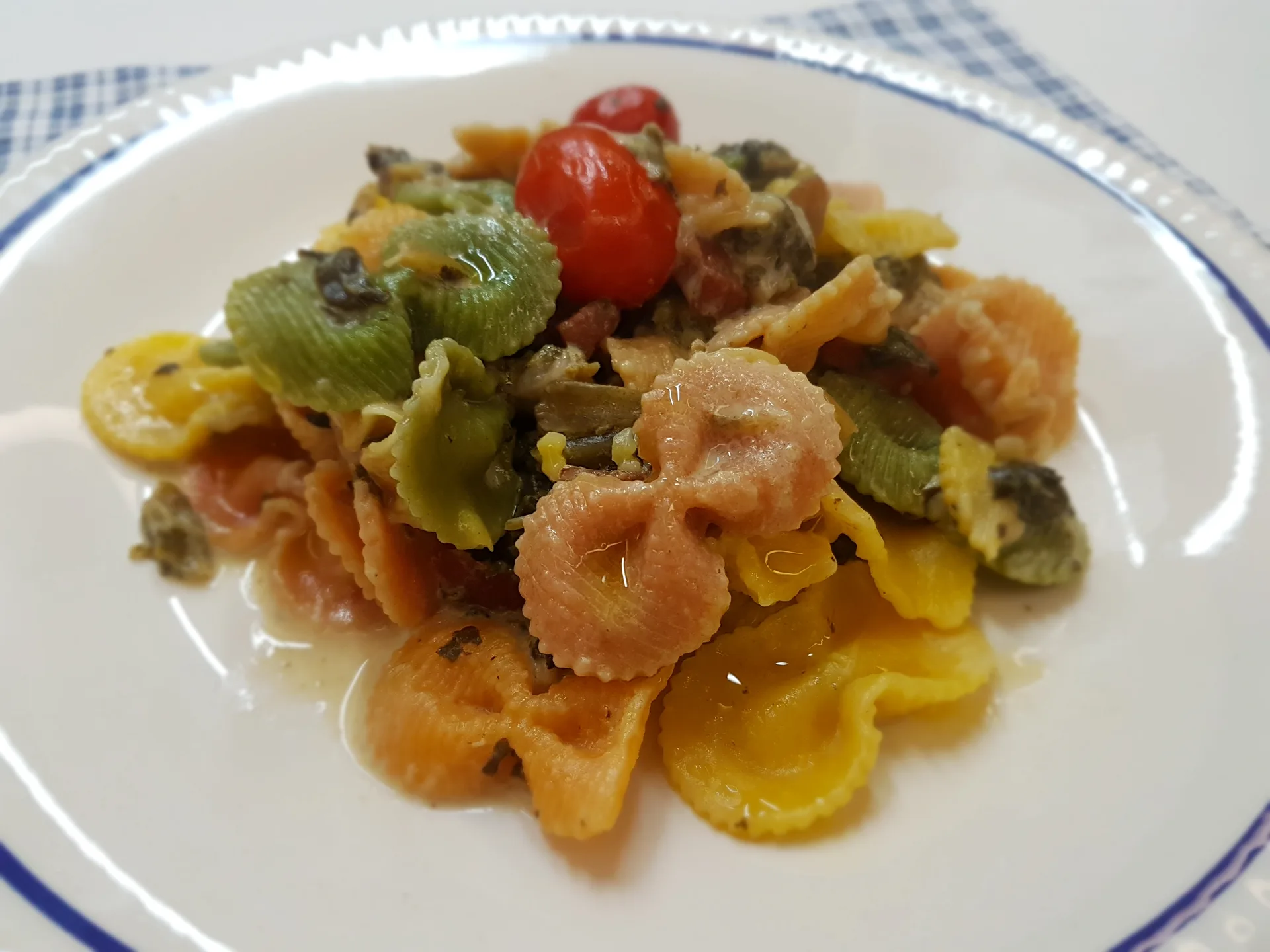 Farfatonde aromatizzate con borragine e stracciatella di Andria
