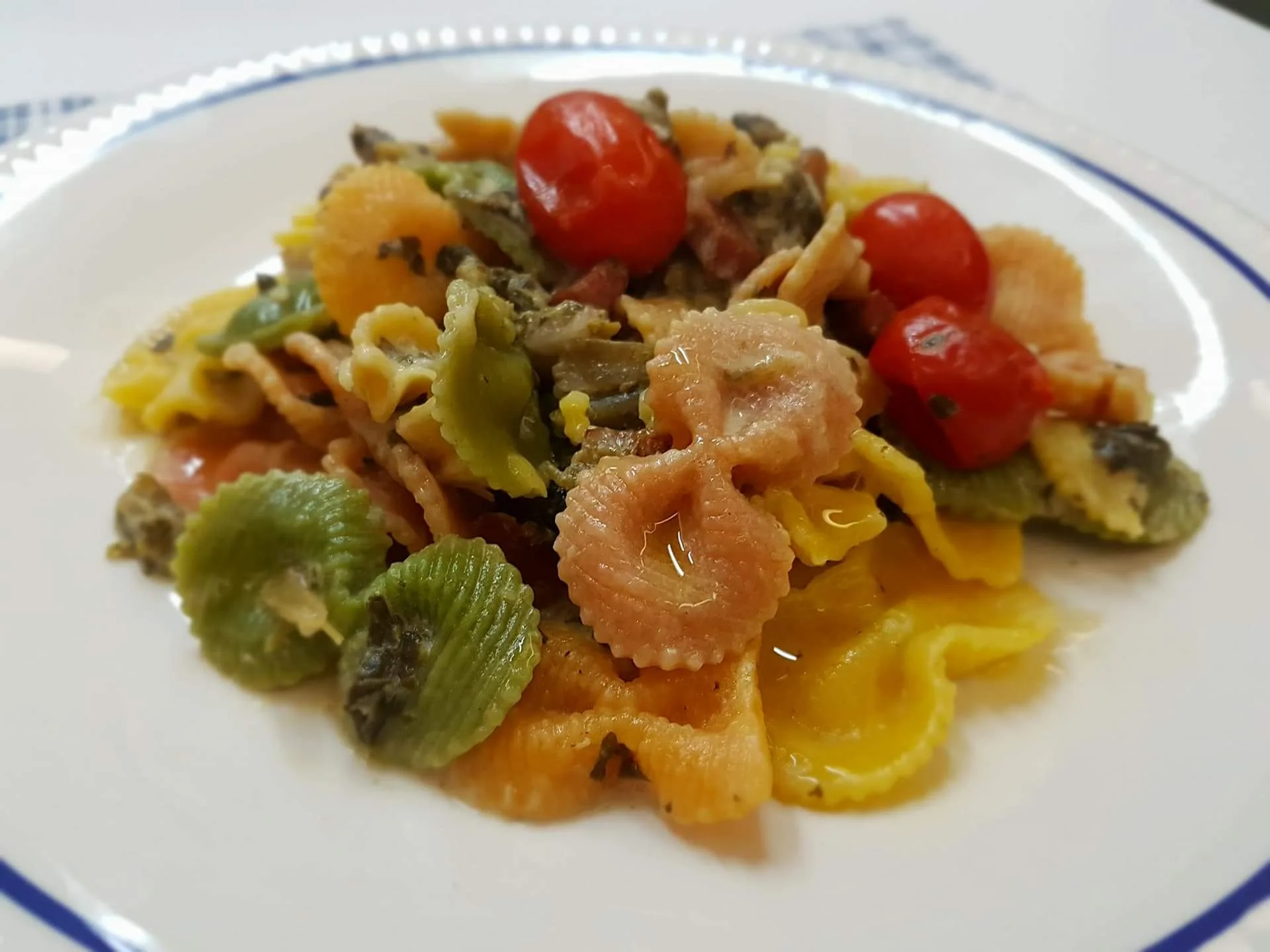 Farfatonde aromatizzate con borragine e stracciatella di Andria
