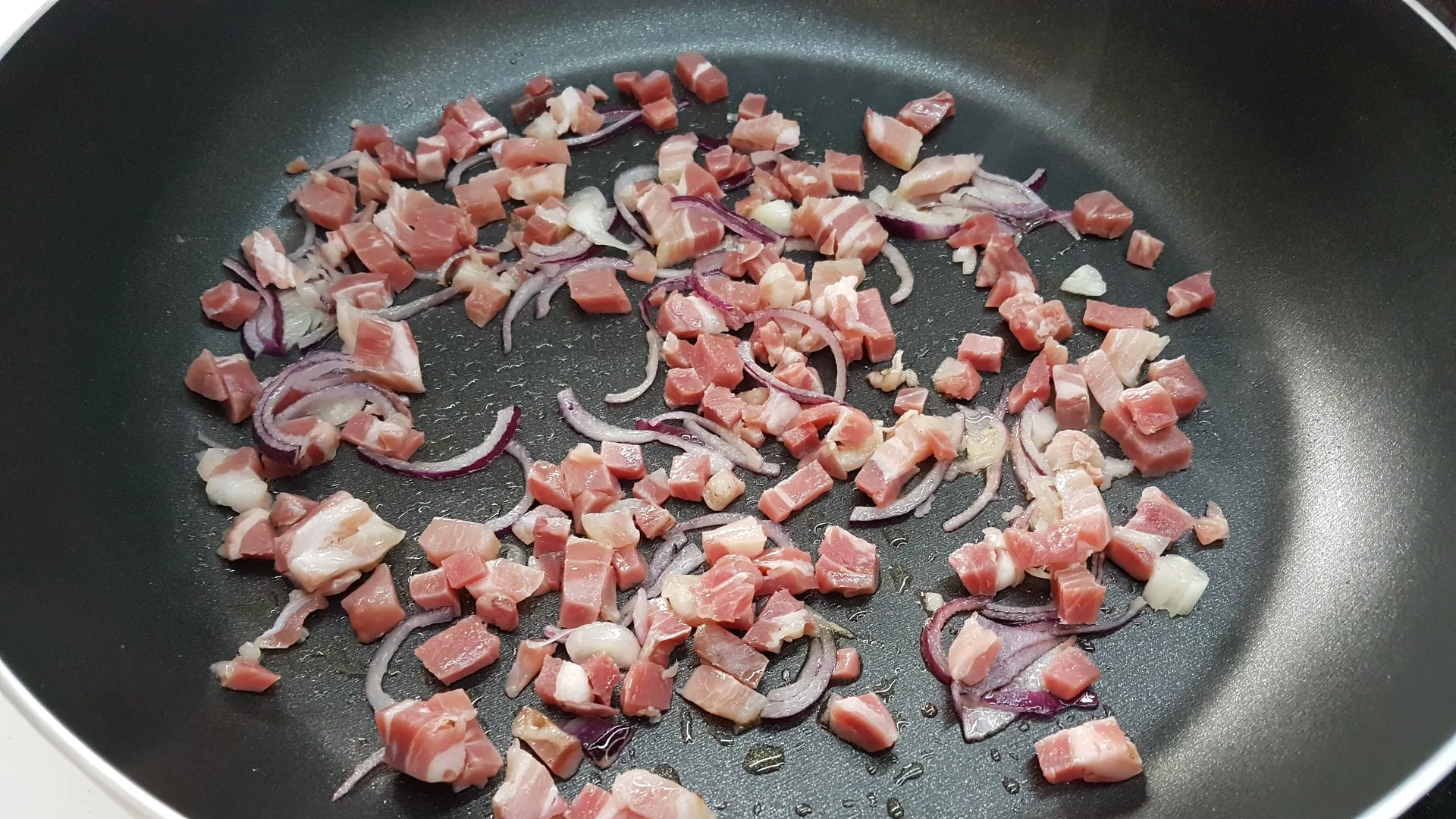 Fettuccine alla carbonara con peperoni