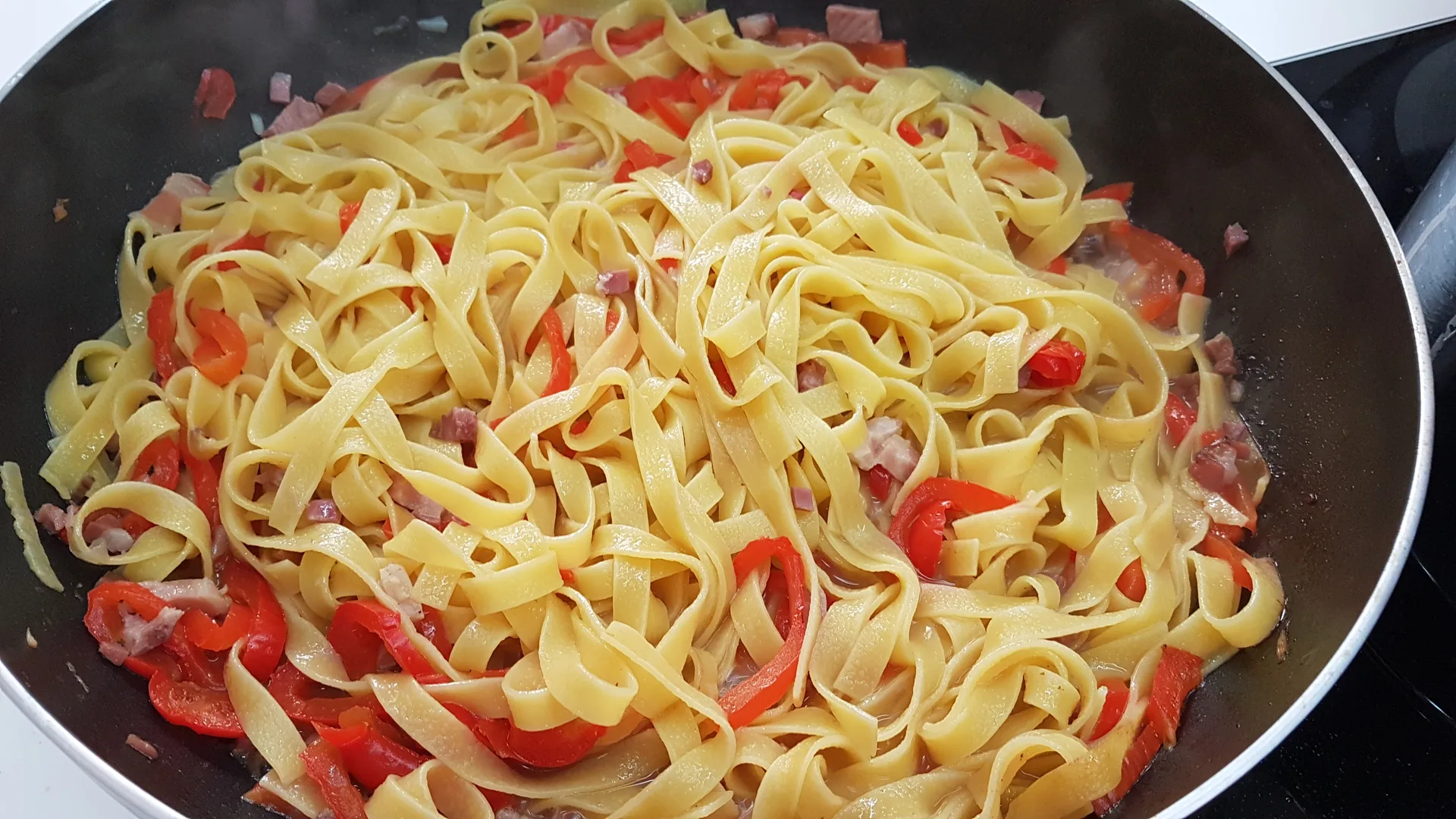 Fettuccine alla carbonara con peperoni