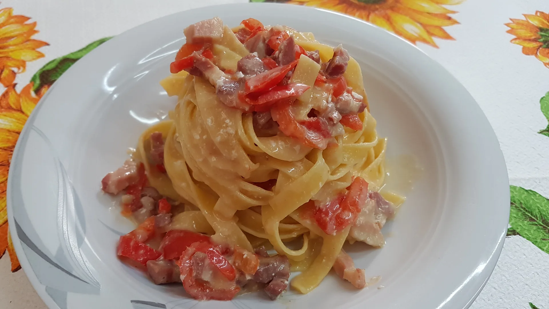 Fettuccine alla carbonara con peperoni