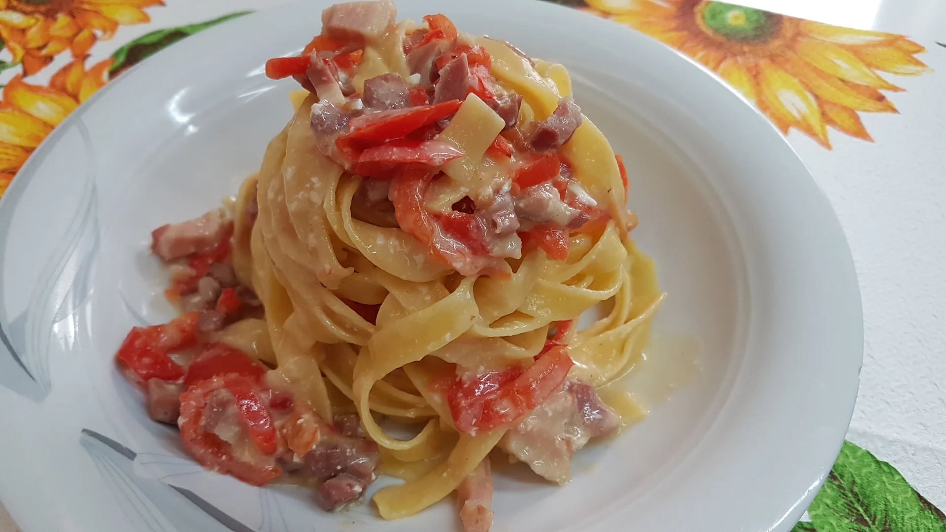Fettuccine alla carbonara con peperoni