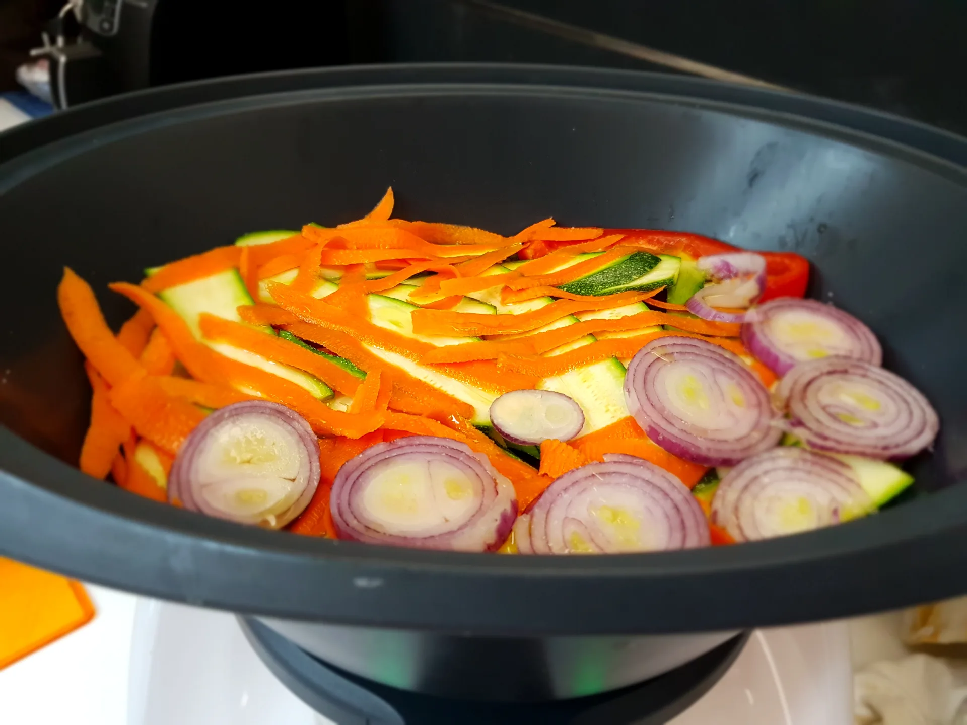 Filetto di cernia con salsa di yogurt, quinoa e mix di verdure a vapore