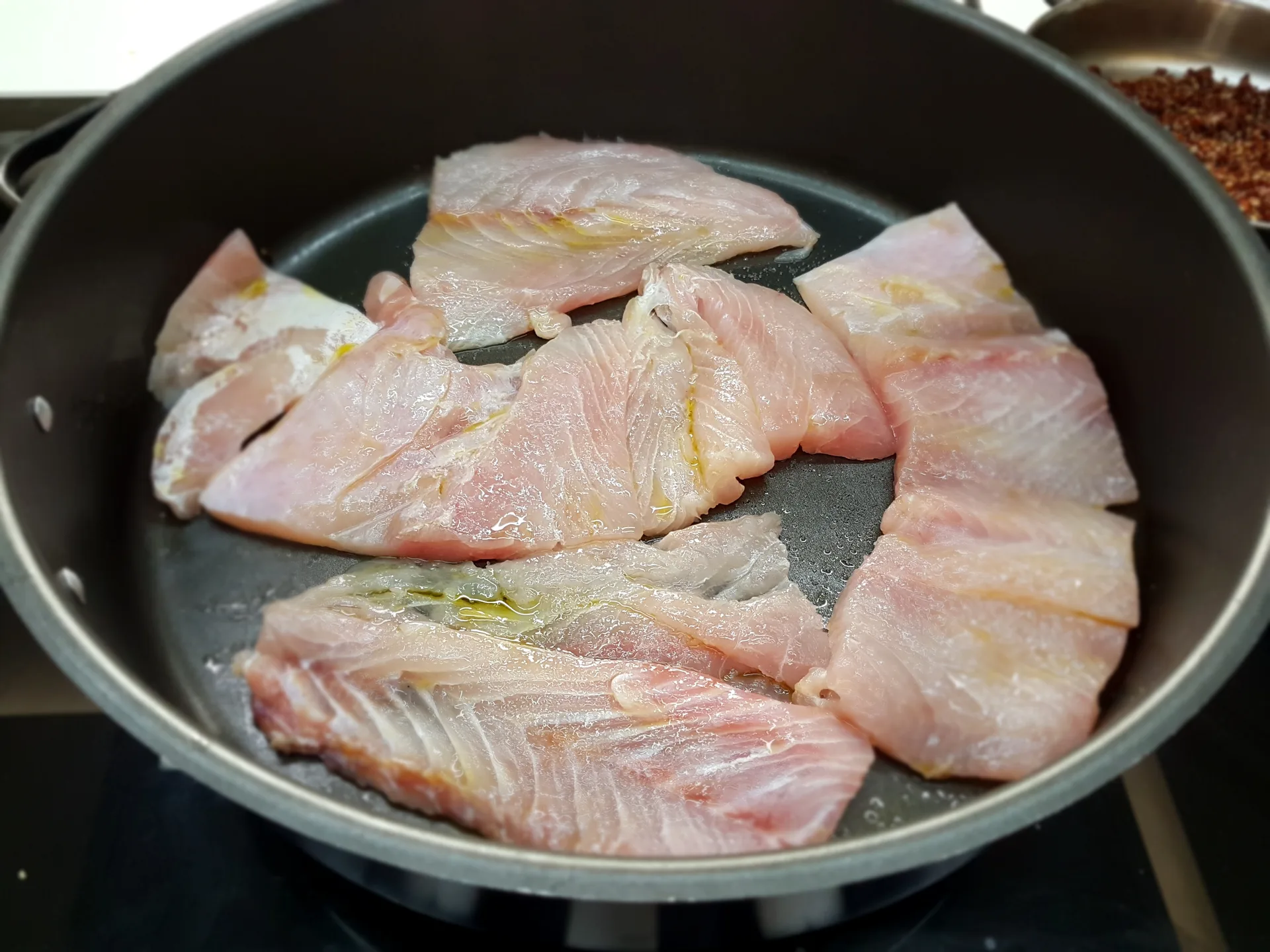 Filetto di cernia con salsa di yogurt, quinoa e mix di verdure a vapore