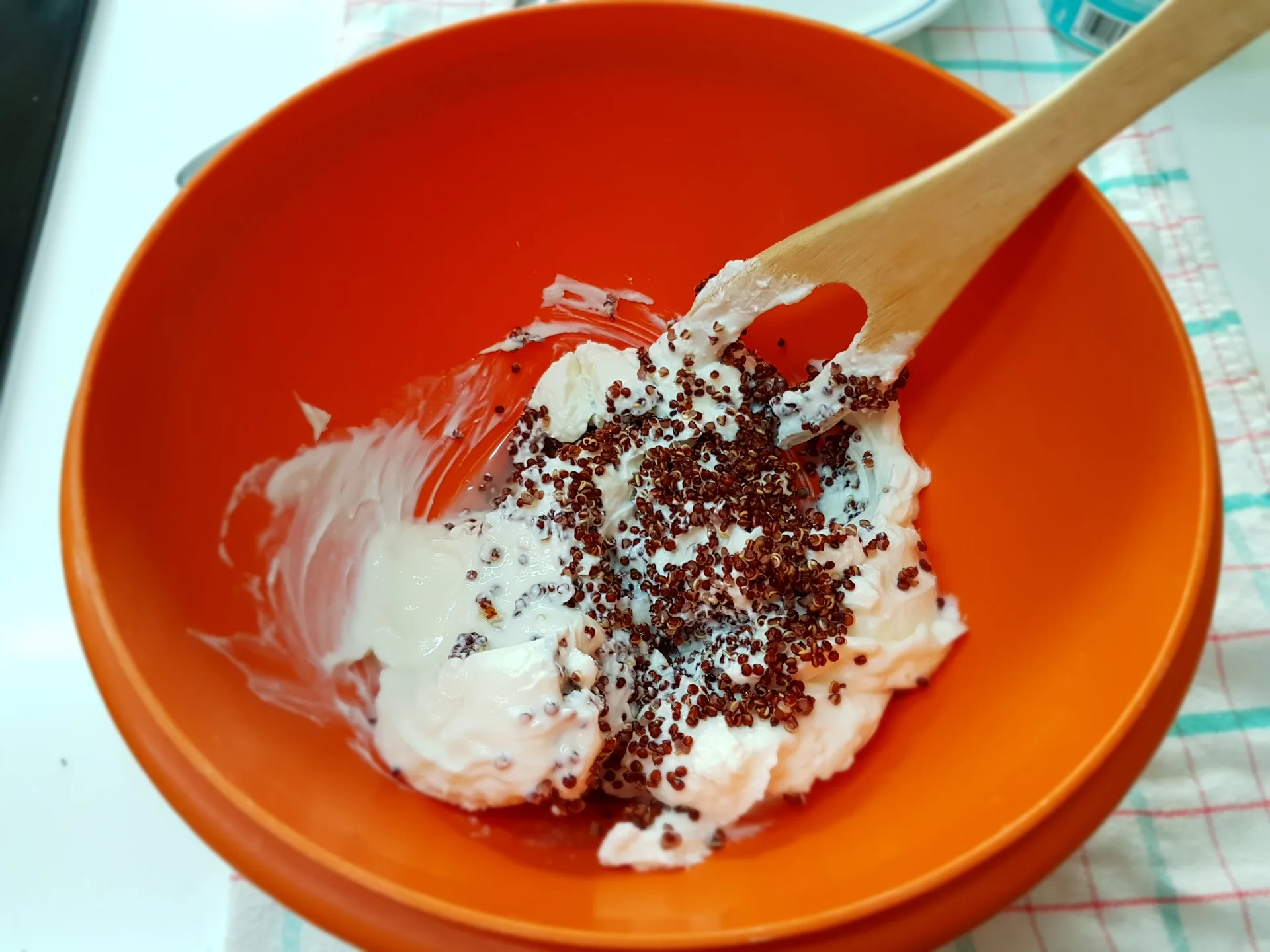Filetto di cernia con salsa di yogurt, quinoa e mix di verdure a vapore