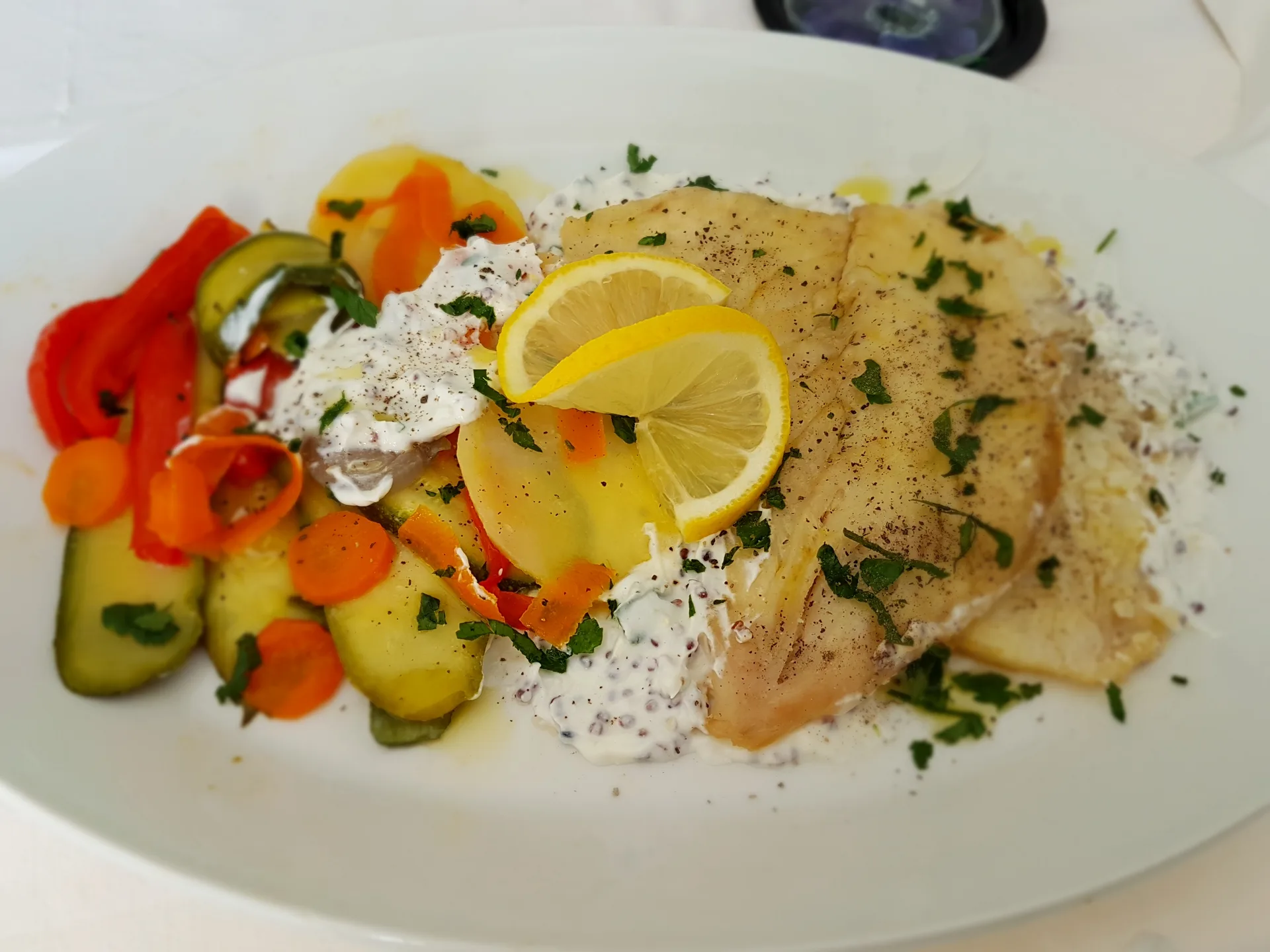 Filetto di cernia con salsa di yogurt, quinoa e mix di verdure a vapore