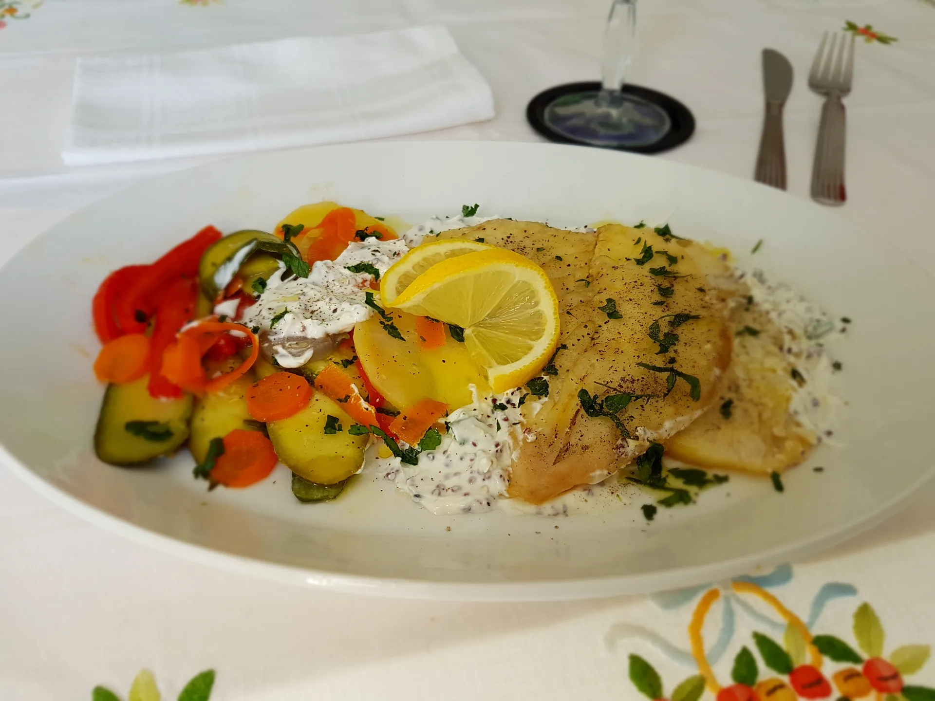 Filetto di cernia con salsa di yogurt, quinoa e mix di verdure a vapore