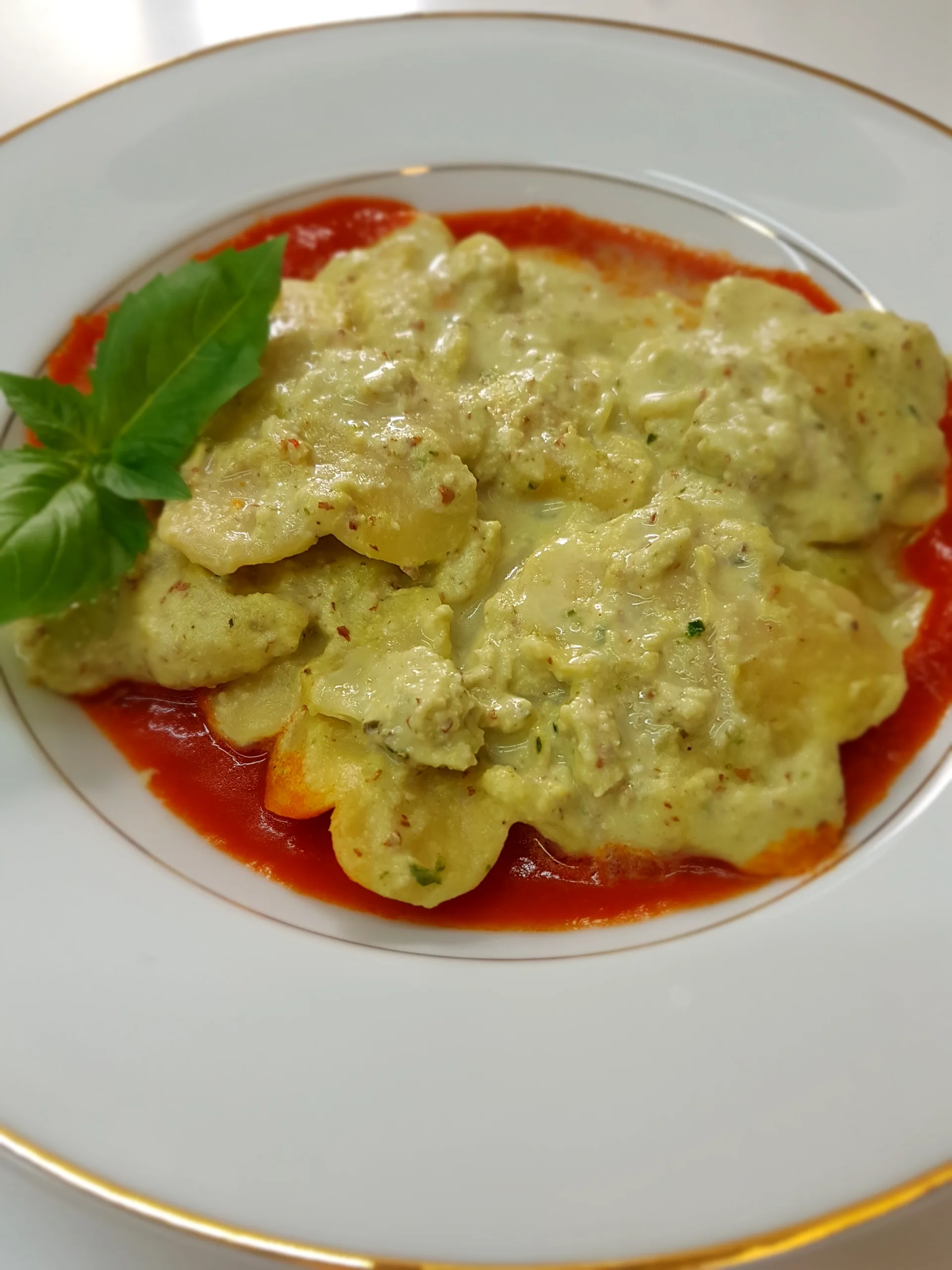 Fiorellini con pesto di mandorle su vellutata di pomodoro