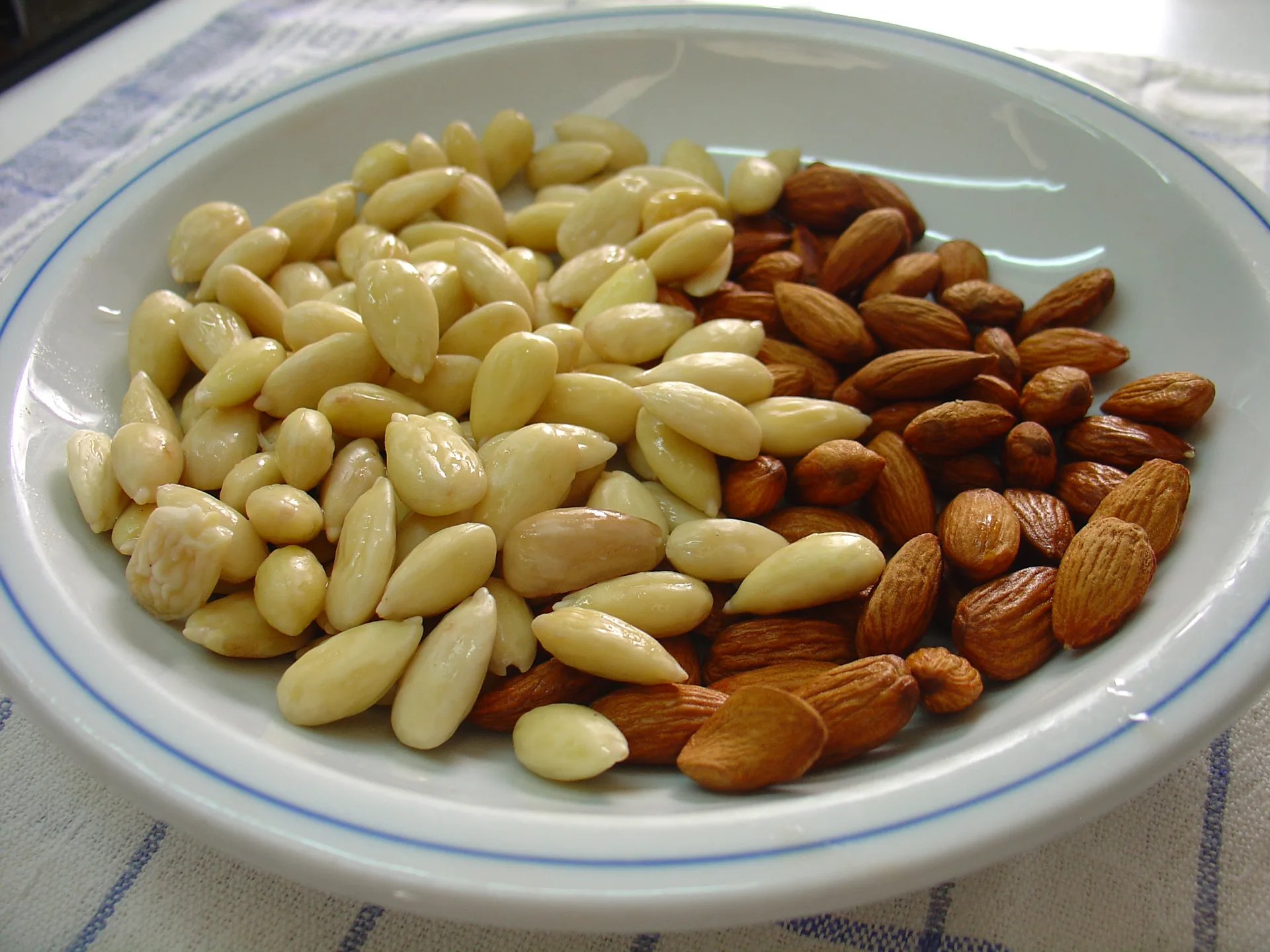 Fiorellini con pesto di mandorle su vellutata di pomodoro