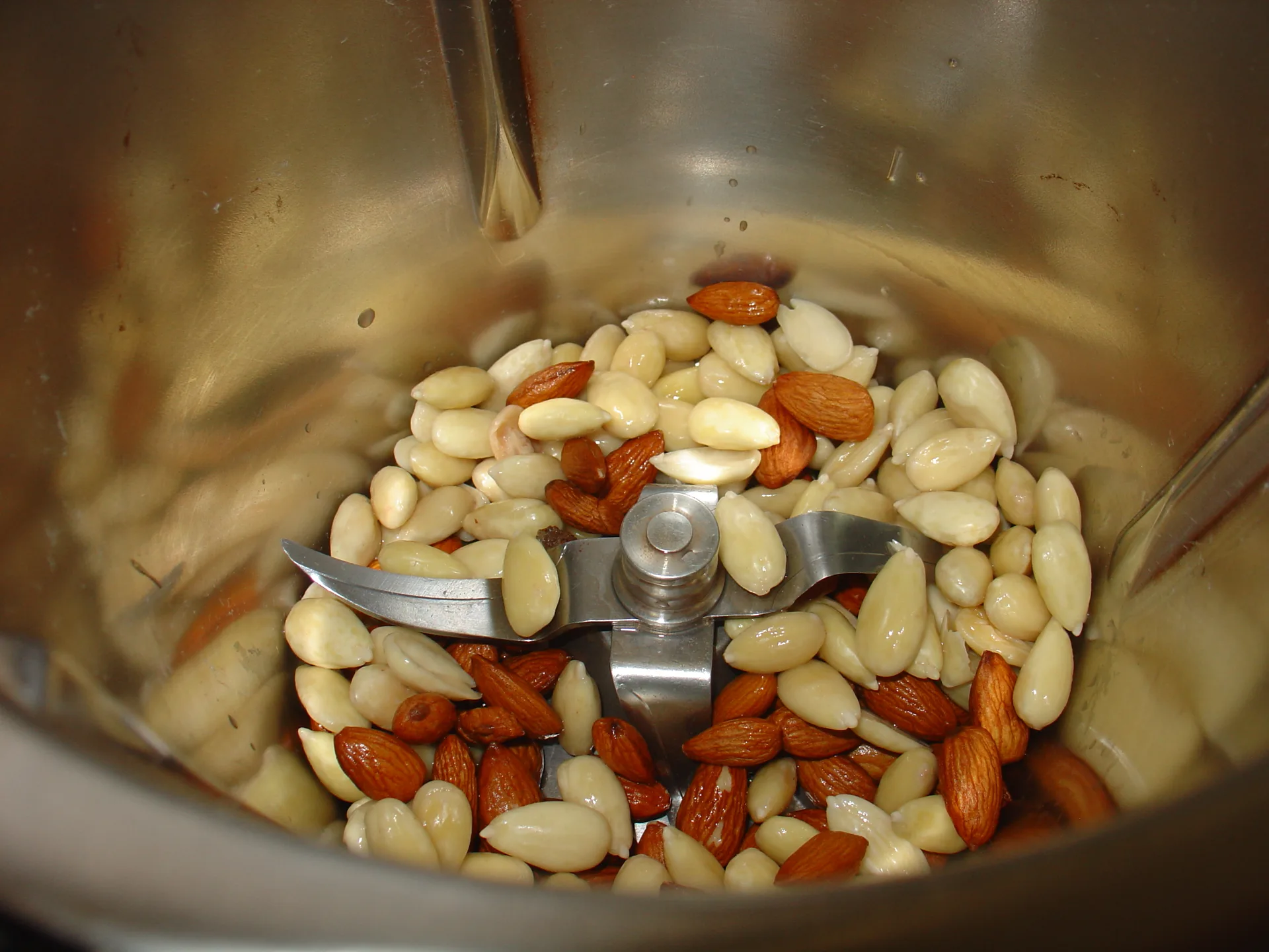 Fiorellini con pesto di mandorle su vellutata di pomodoro