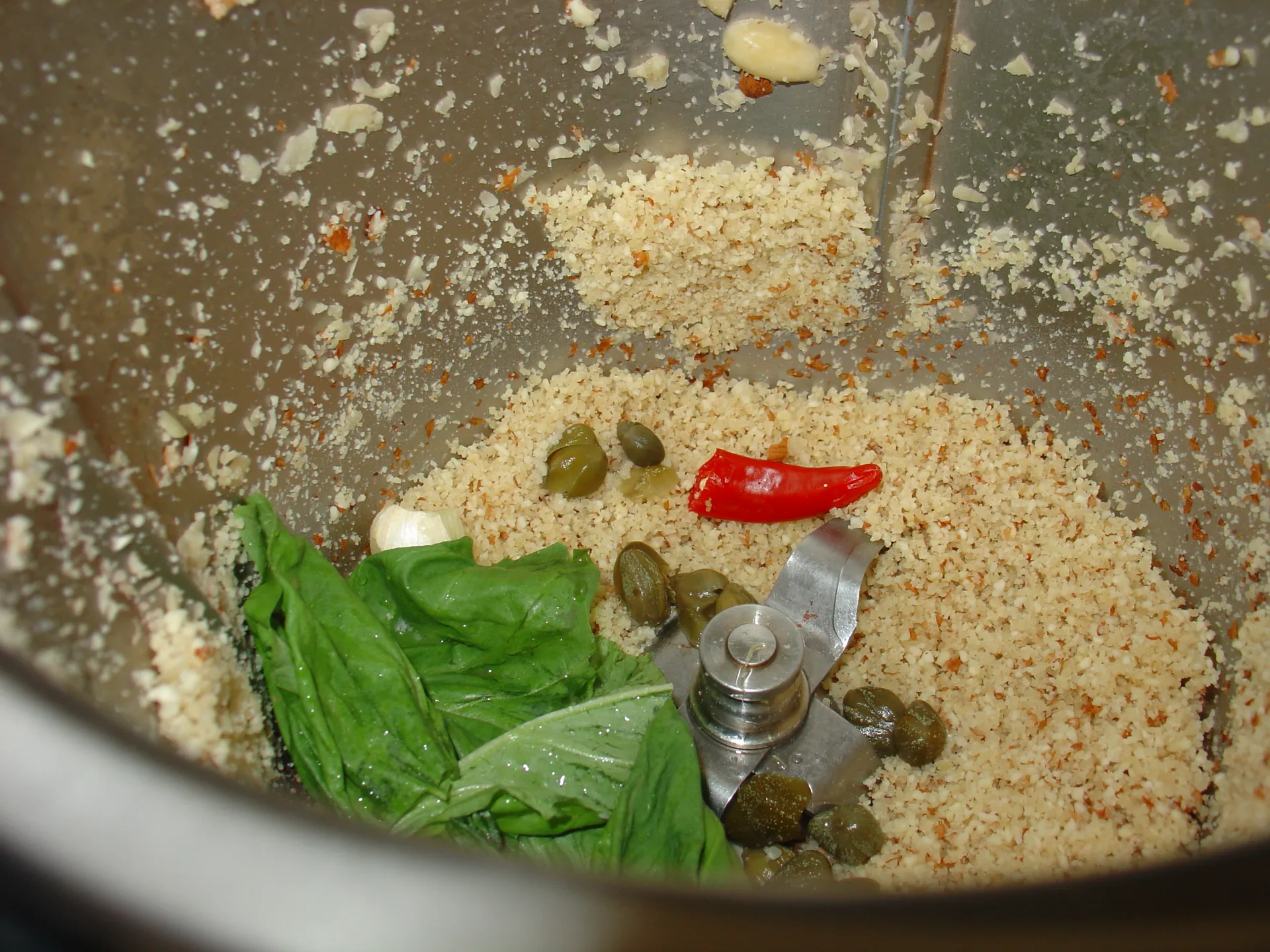 Fiorellini con pesto di mandorle su vellutata di pomodoro