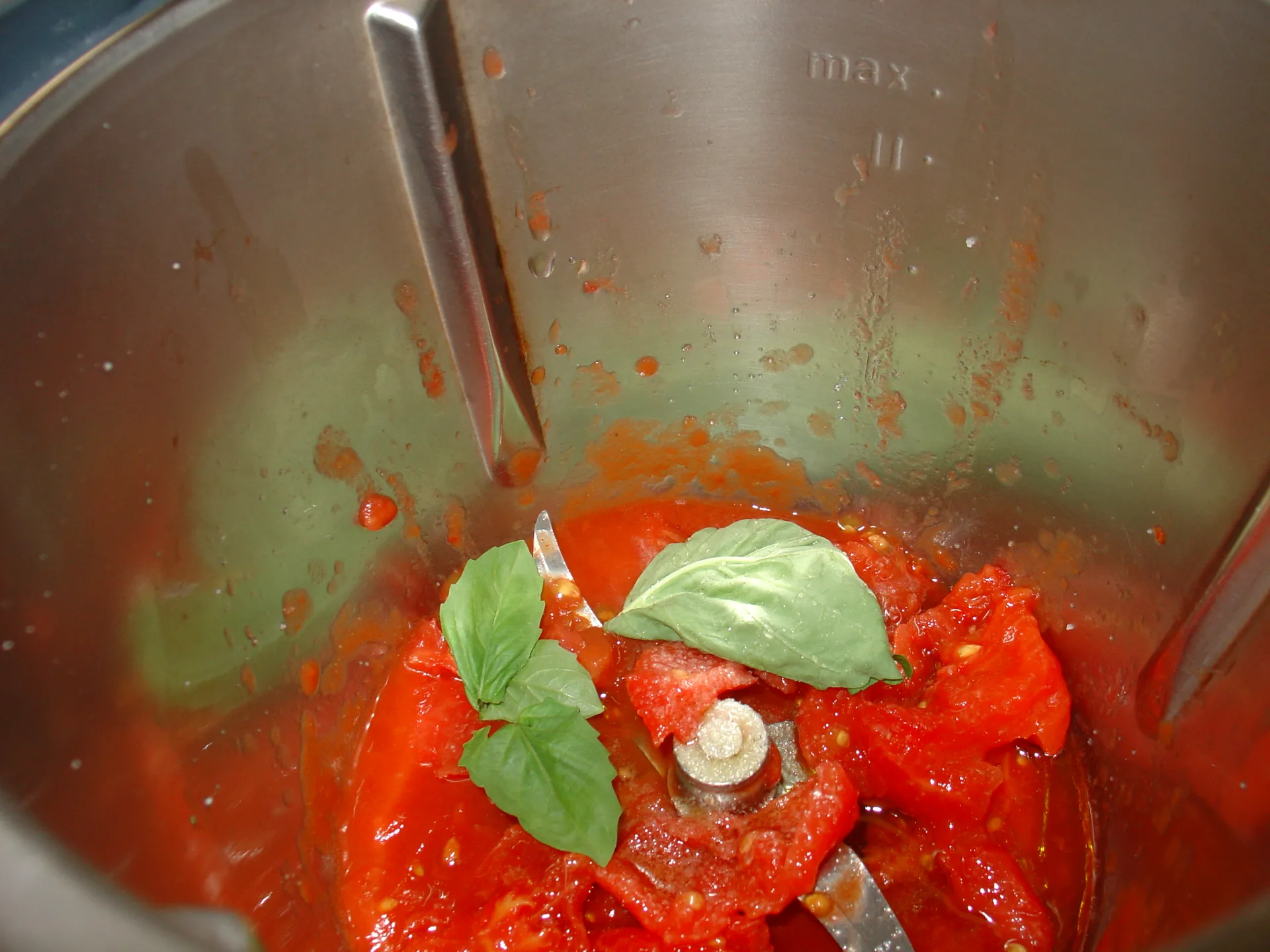 Fiorellini con pesto di mandorle su vellutata di pomodoro