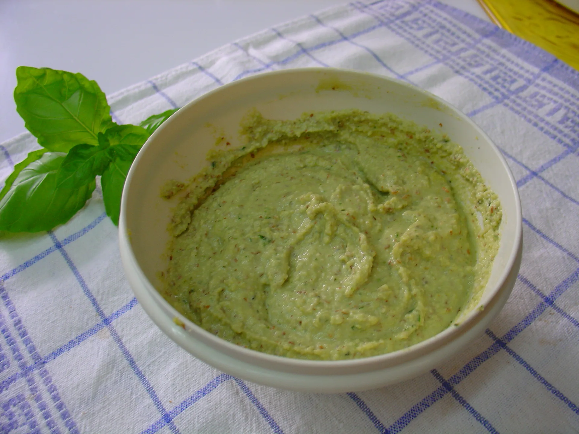 Fiorellini con pesto di mandorle su vellutata di pomodoro