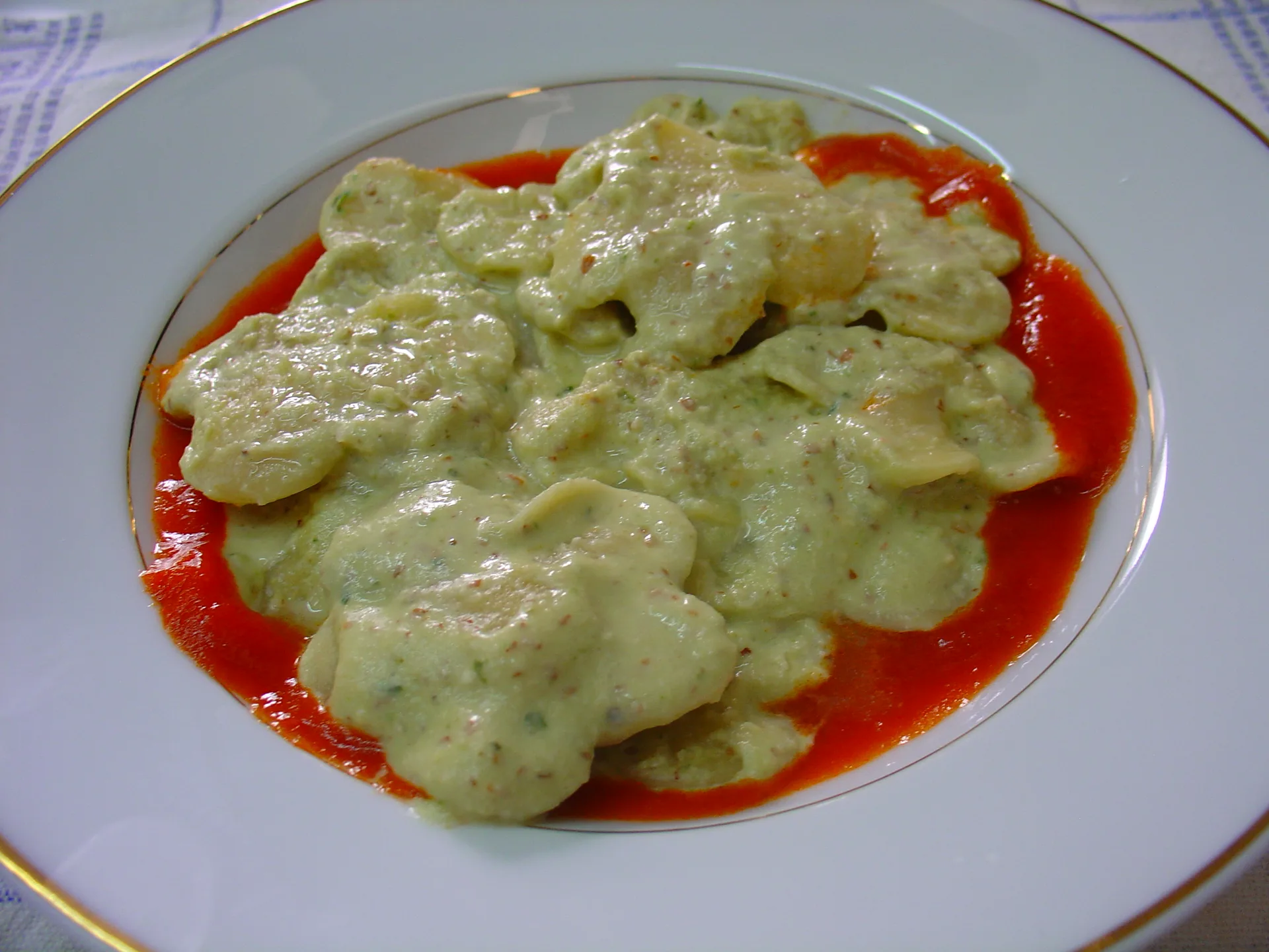 Fiorellini con pesto di mandorle su vellutata di pomodoro