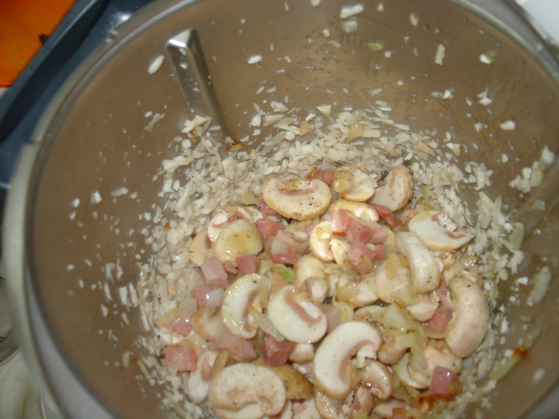 Fusilli con funghi pancetta e formaggio