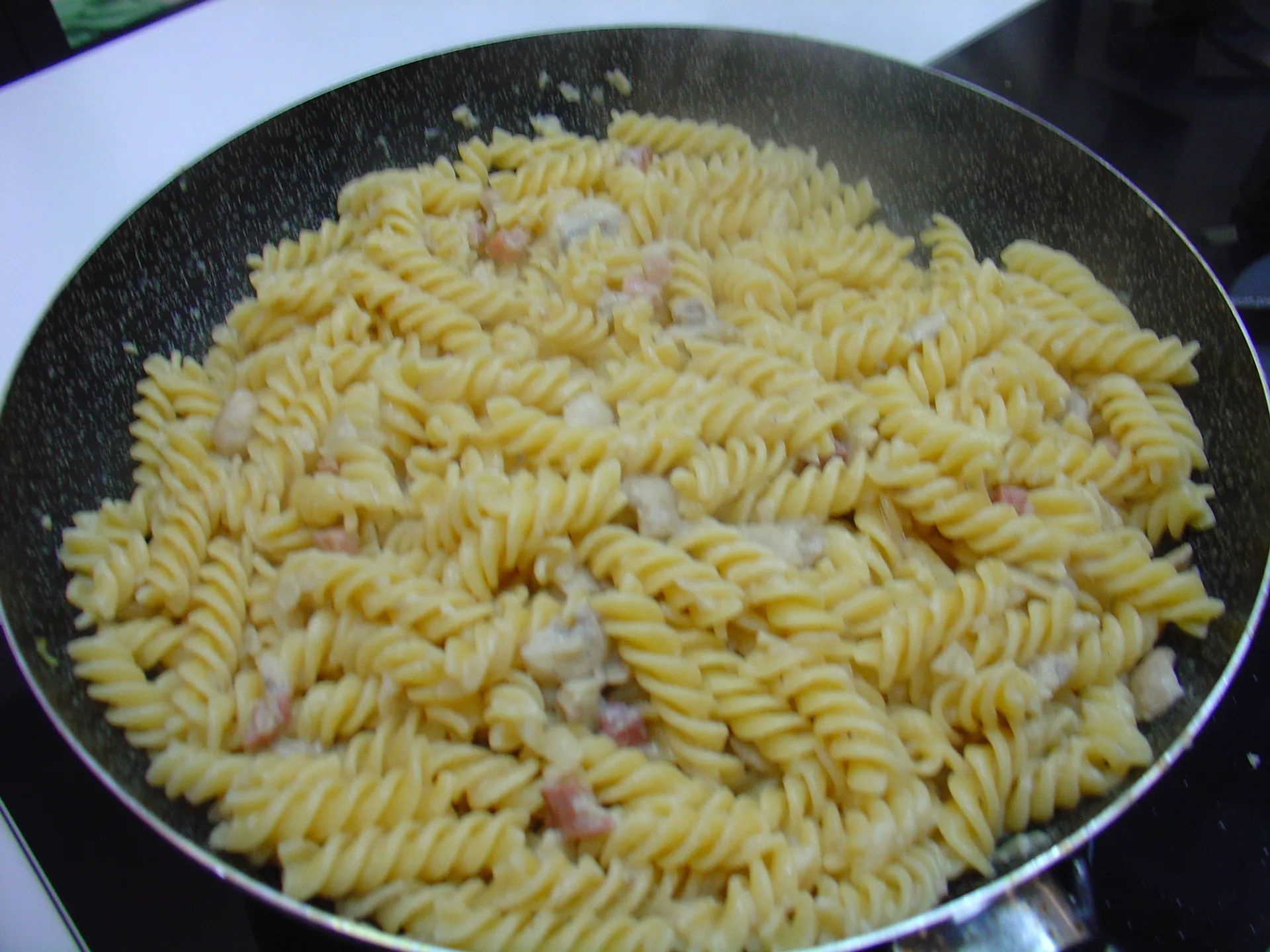 Fusilli con funghi pancetta e formaggio