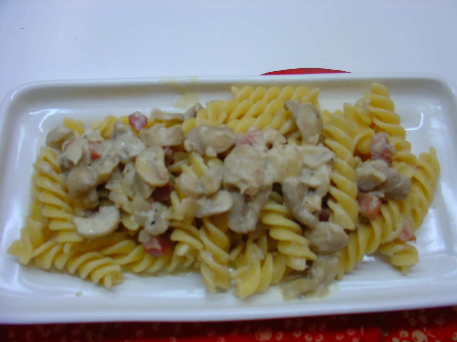 Fusilli con funghi pancetta e formaggio