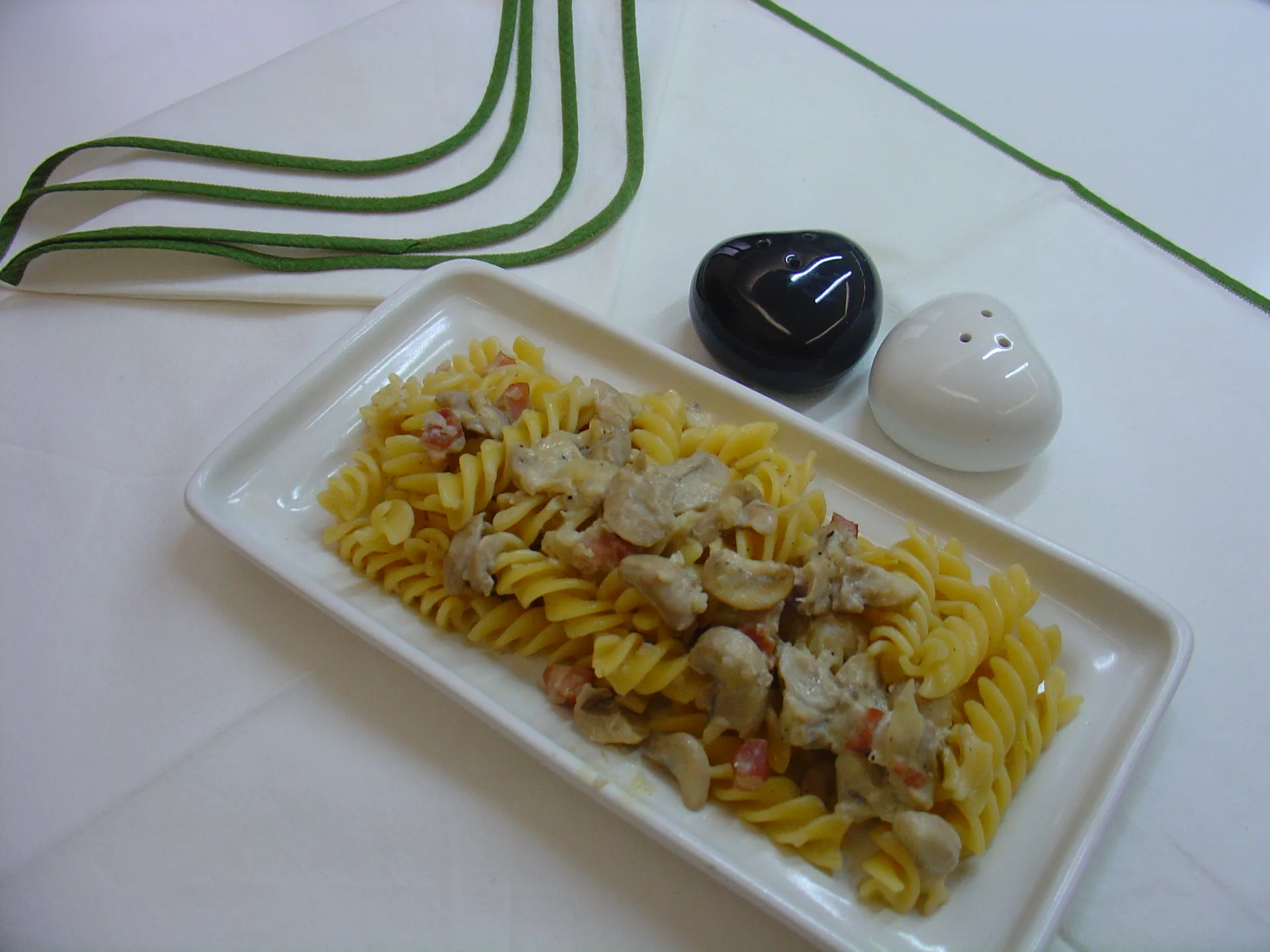 Fusilli con funghi pancetta e formaggio