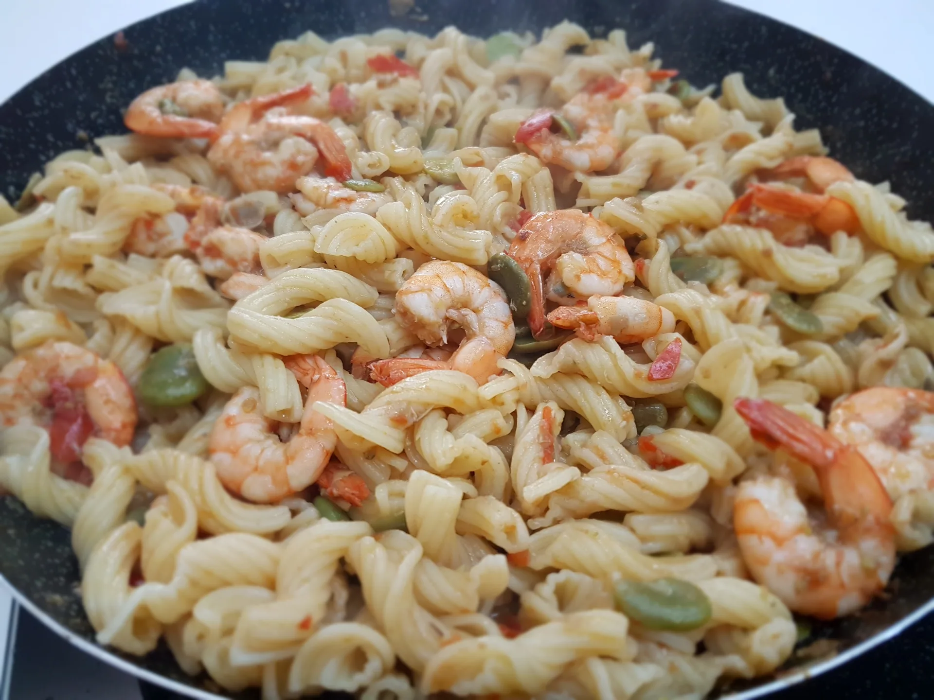 Garganelli con favetta e gamberetti